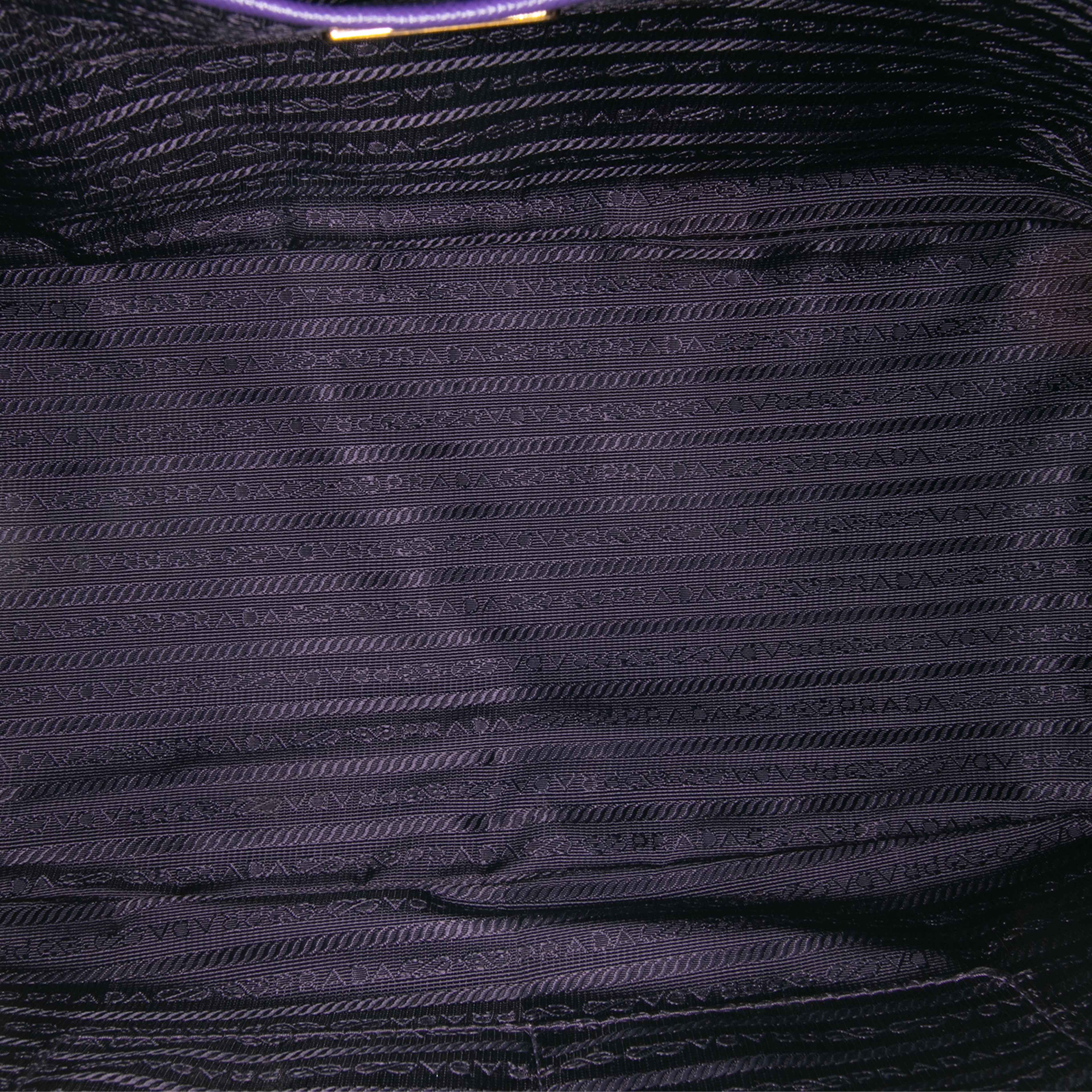 Prada Large Saffiano Lux Galleria Tote, från Luxclusif, i färgen dark purple. Klicka för att öppna bilden i stort format