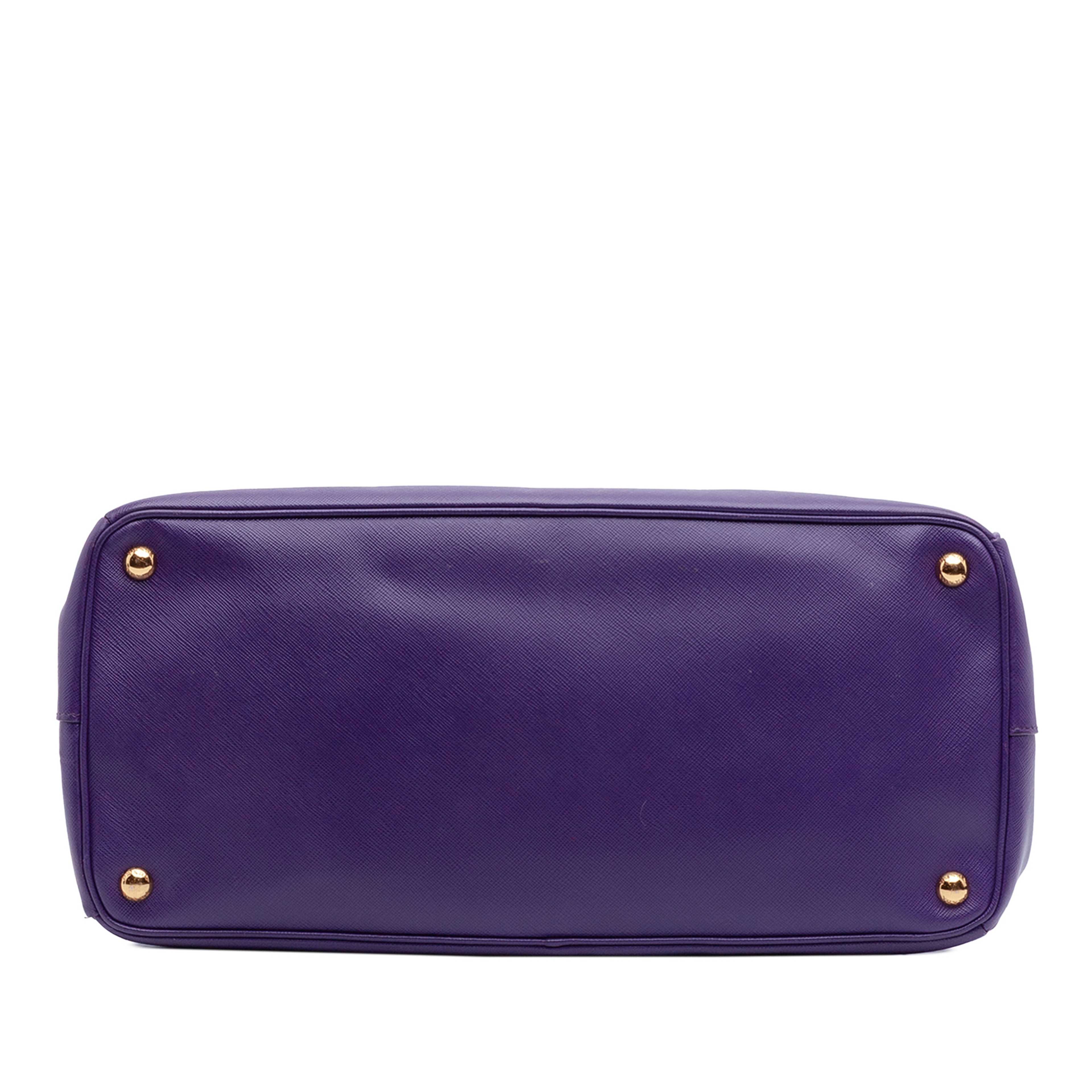 Prada Large Saffiano Lux Galleria Tote, från Luxclusif, i färgen dark purple. Klicka för att öppna bilden i stort format