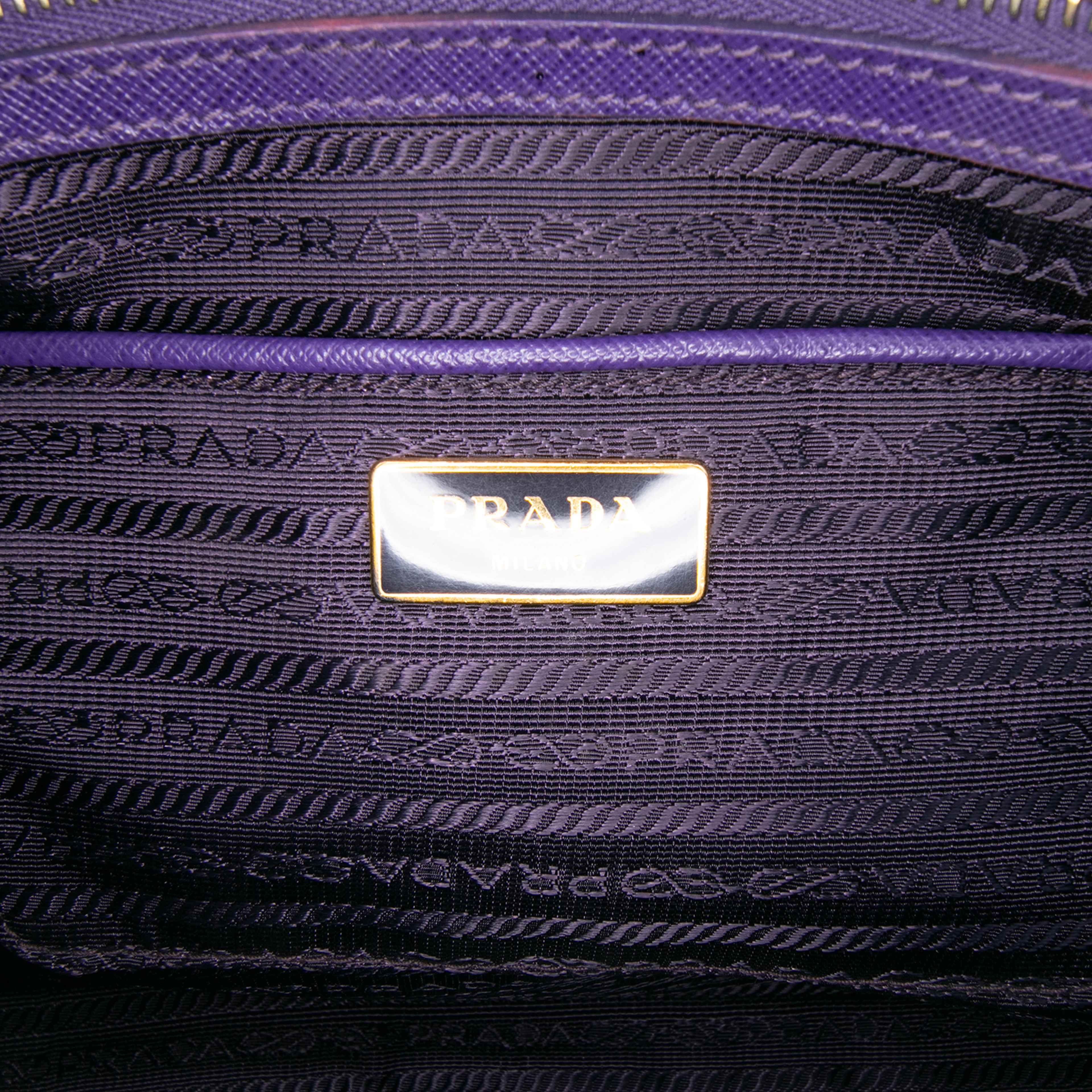 Prada Large Saffiano Lux Galleria Tote, från Luxclusif, i färgen dark purple. Klicka för att öppna bilden i stort format