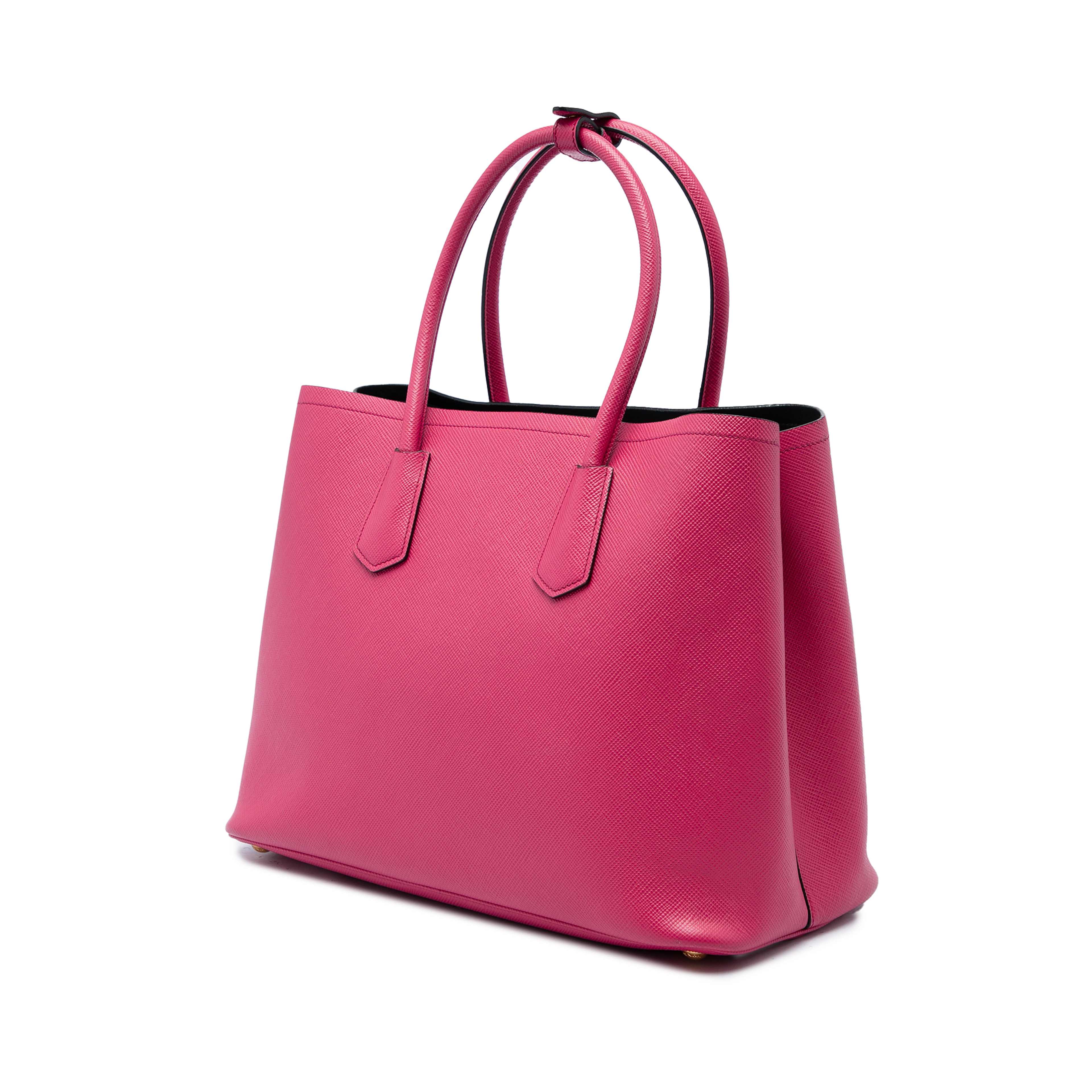 Prada Medium Saffiano Cuir Double Satchel, från Luxclusif, i färgen rosa. Klicka för att öppna bilden i stort format