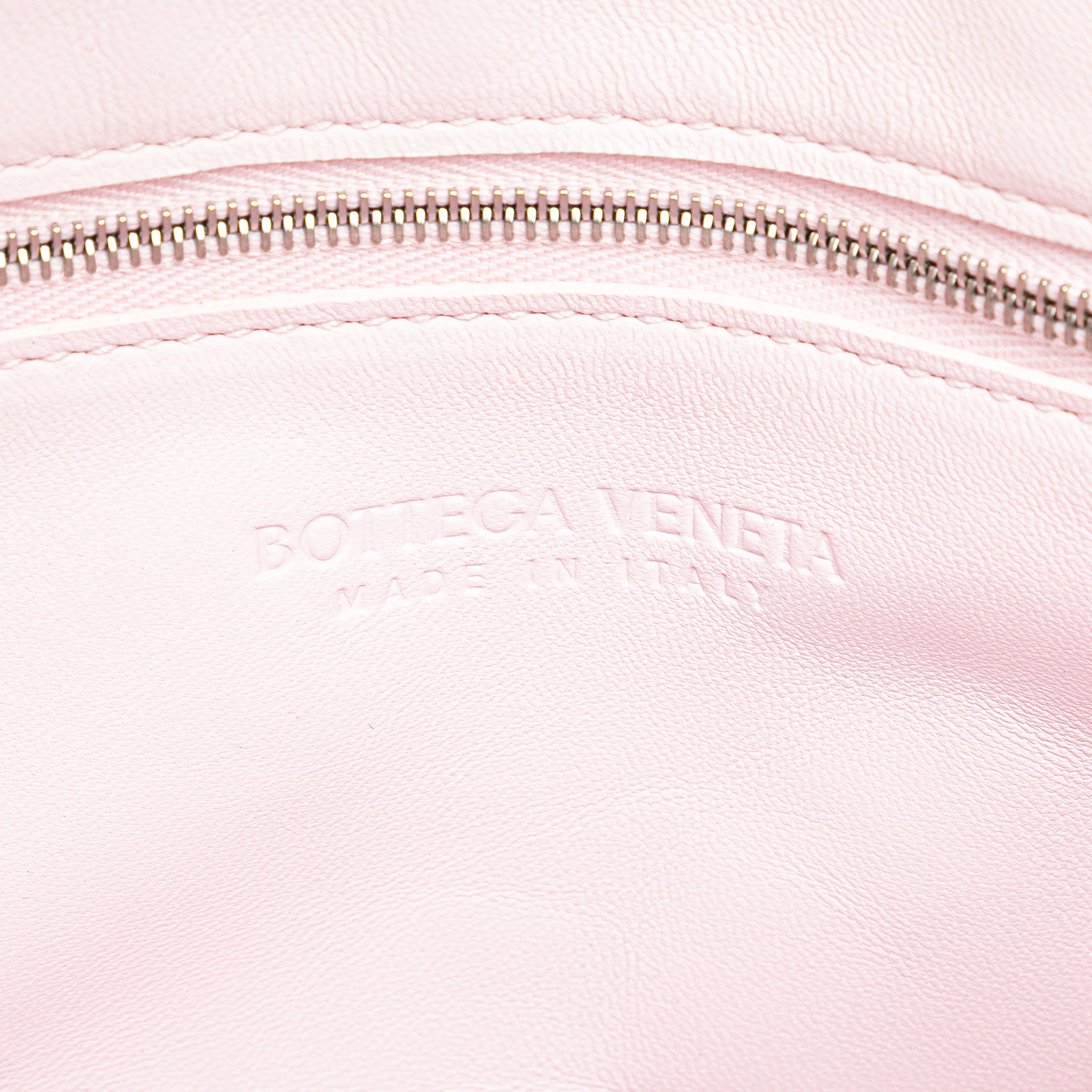 Bottega Veneta Nappa Intrecciato Cassette Crossbody, från Luxclusif, i färgen light pink. Klicka för att öppna bilden i stort format