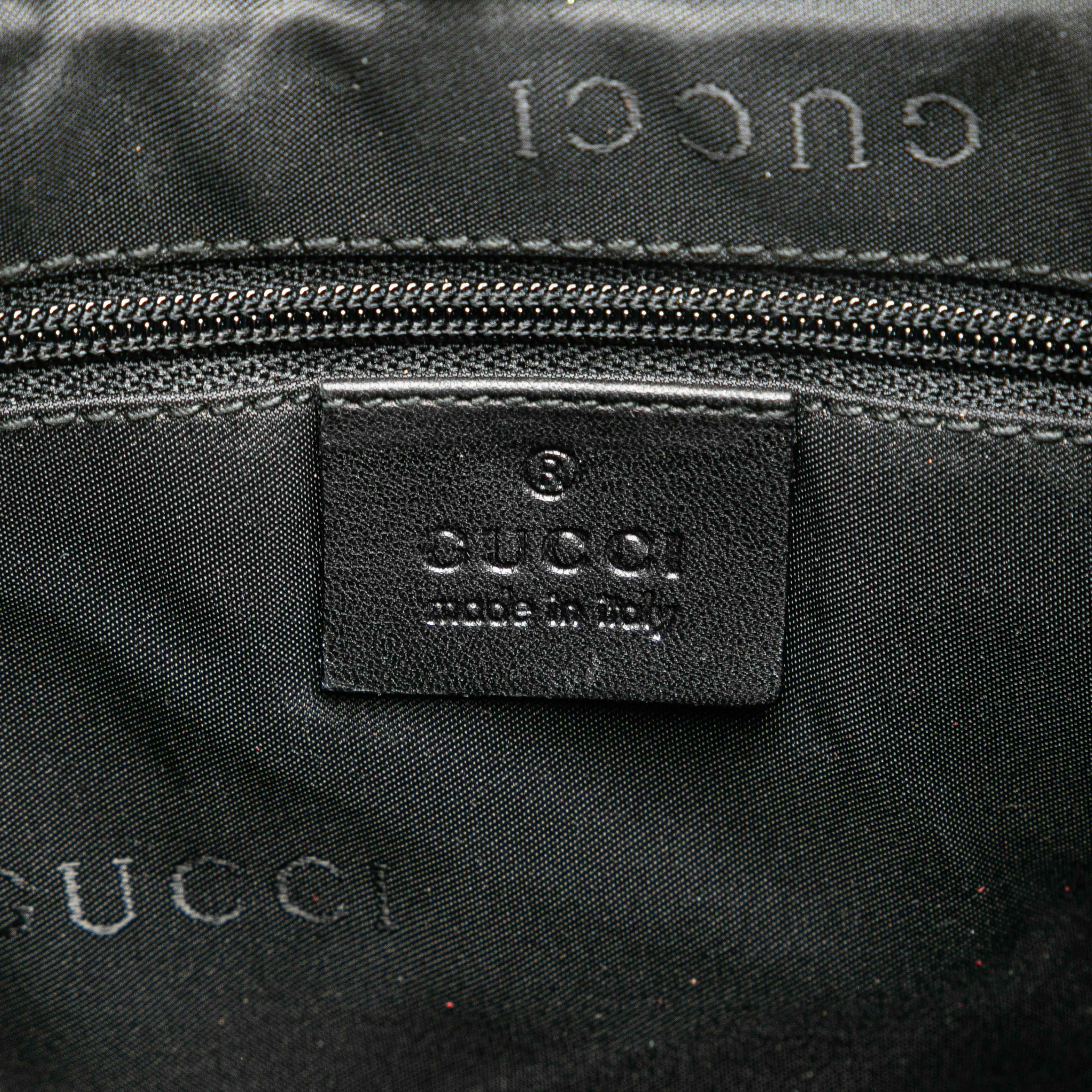 Gucci Gg Canvas Shoulder Bag, från Luxclusif, i färgen navy. Klicka för att öppna bilden i stort format