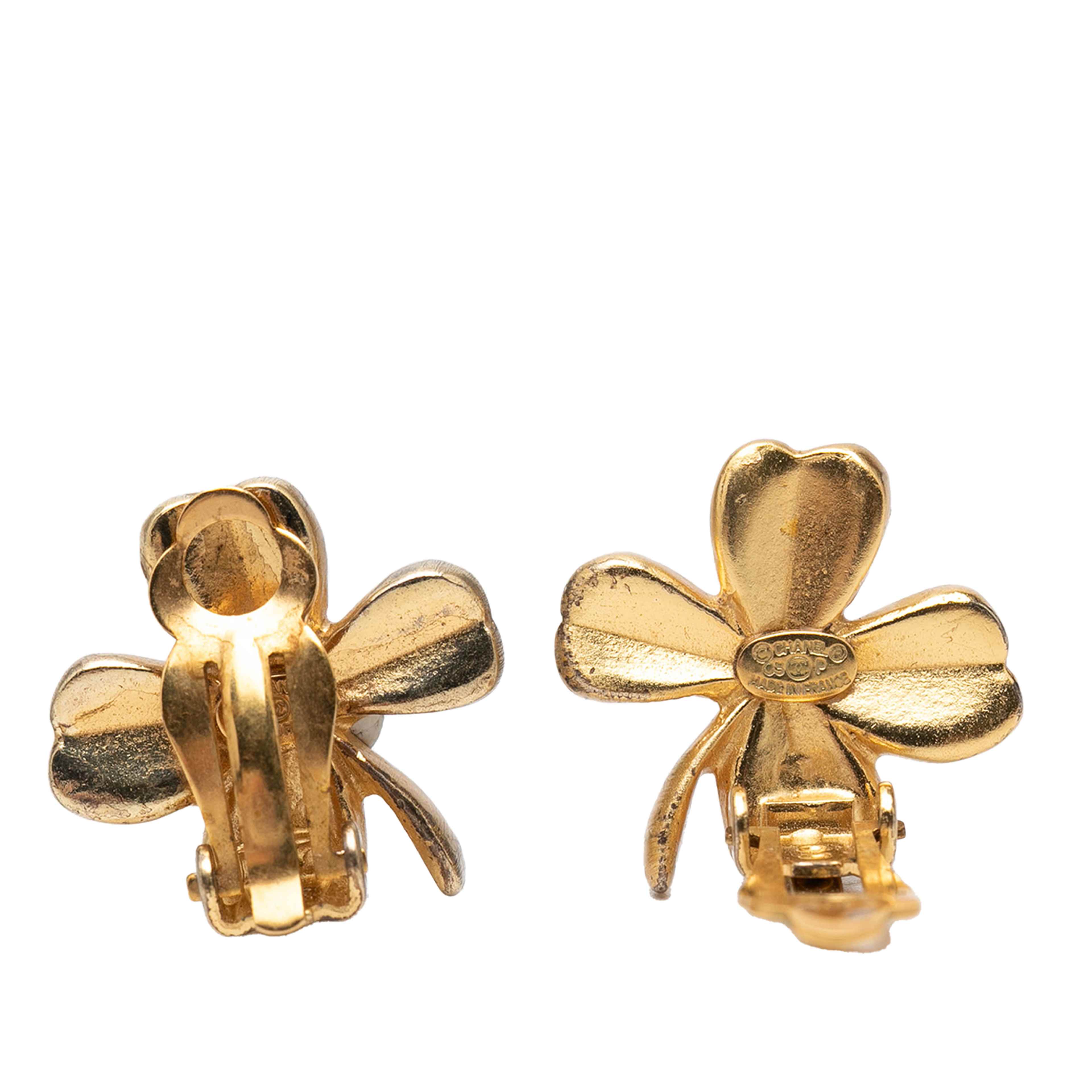 Chanel Cc Gold Plated Clover Clip On Earrings, från Luxclusif, i färgen gold. Klicka för att öppna bilden i stort format