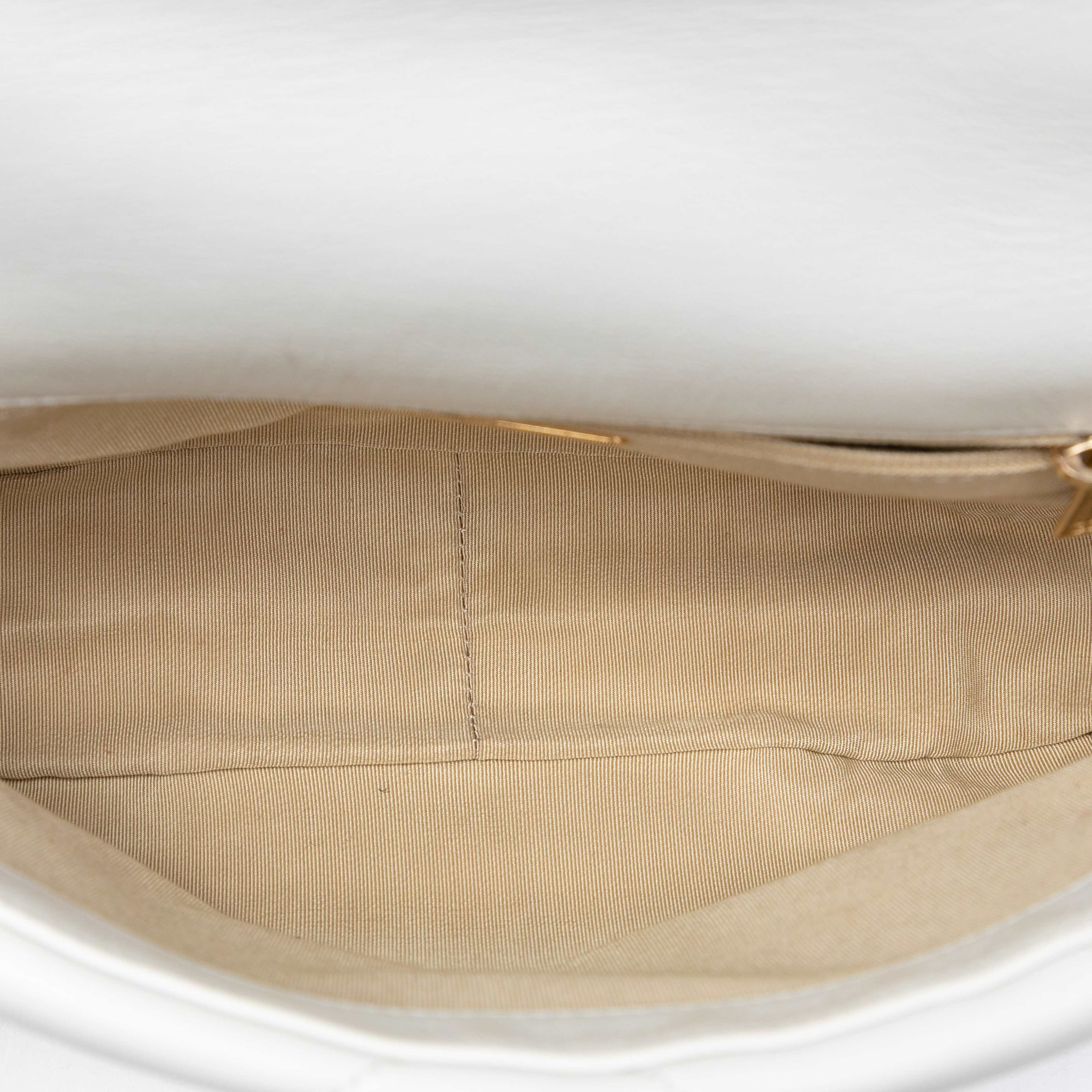 Chanel Medium Lambskin 19 Flap, från Luxclusif, i färgen white. Klicka för att öppna bilden i stort format