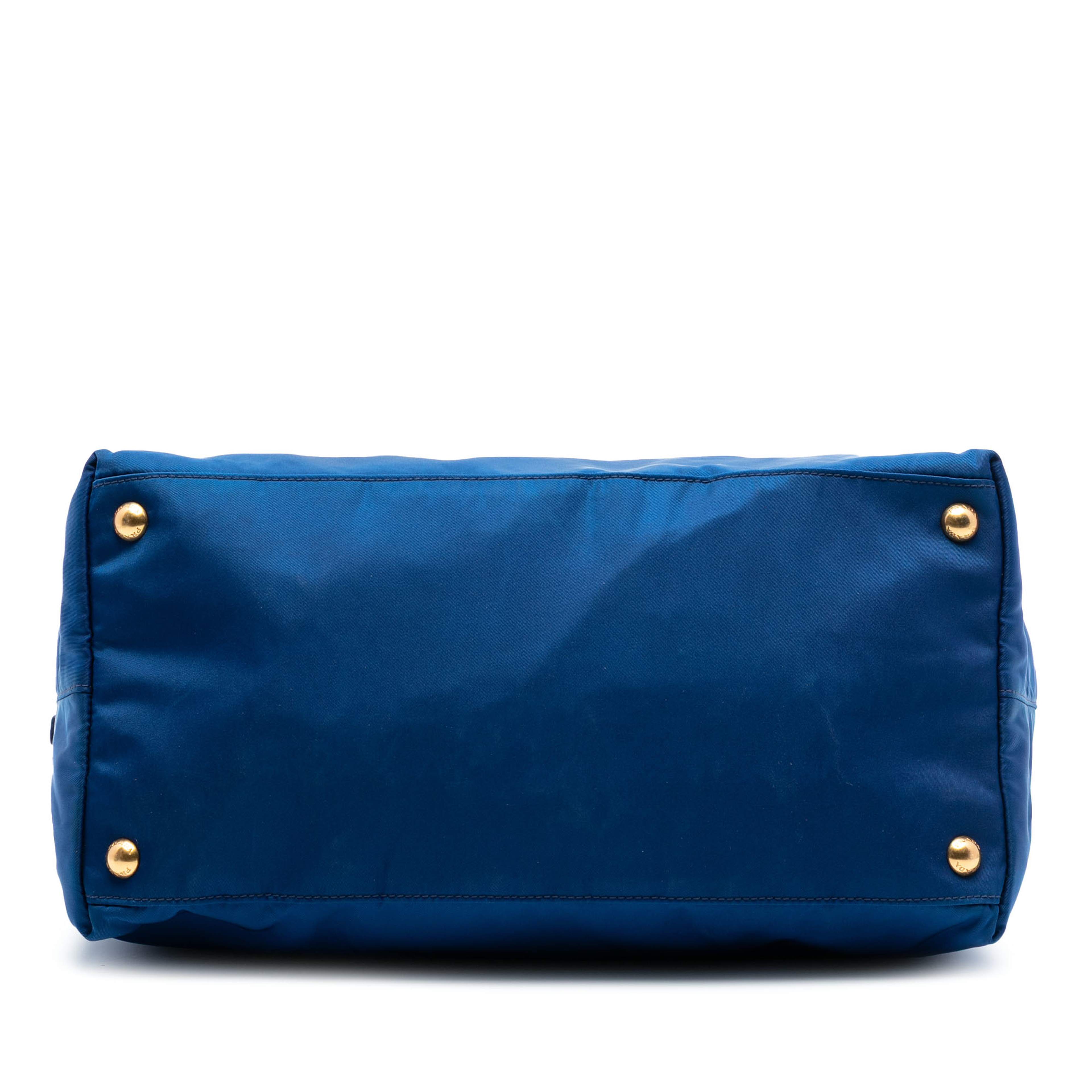 Prada Saffiano Trimmed Tessuto Satchel, från Luxclusif, i färgen blå. Klicka för att öppna bilden i stort format