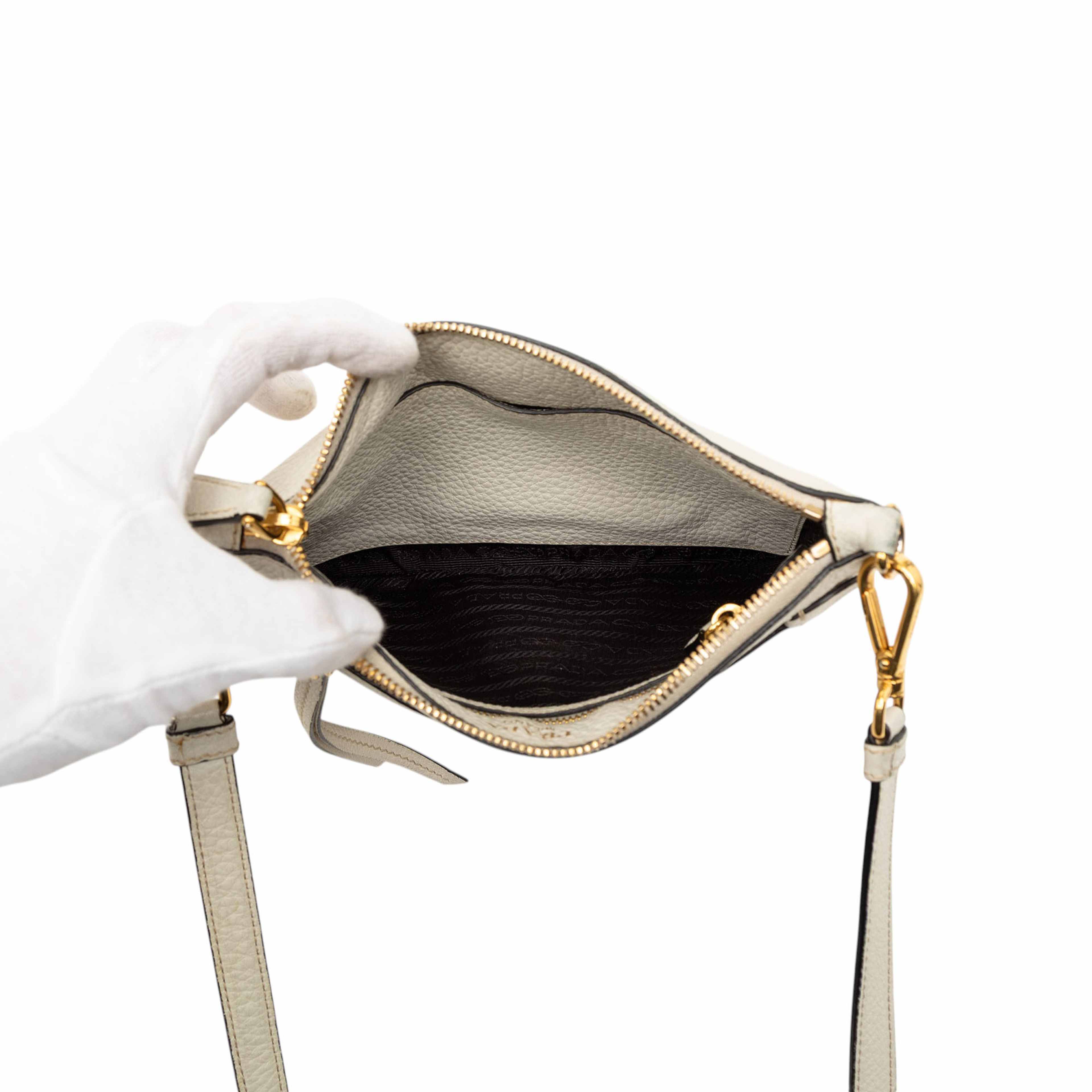 Prada Vitello Daino Crossbody, från Luxclusif, i färgen off white. Klicka för att öppna bilden i stort format