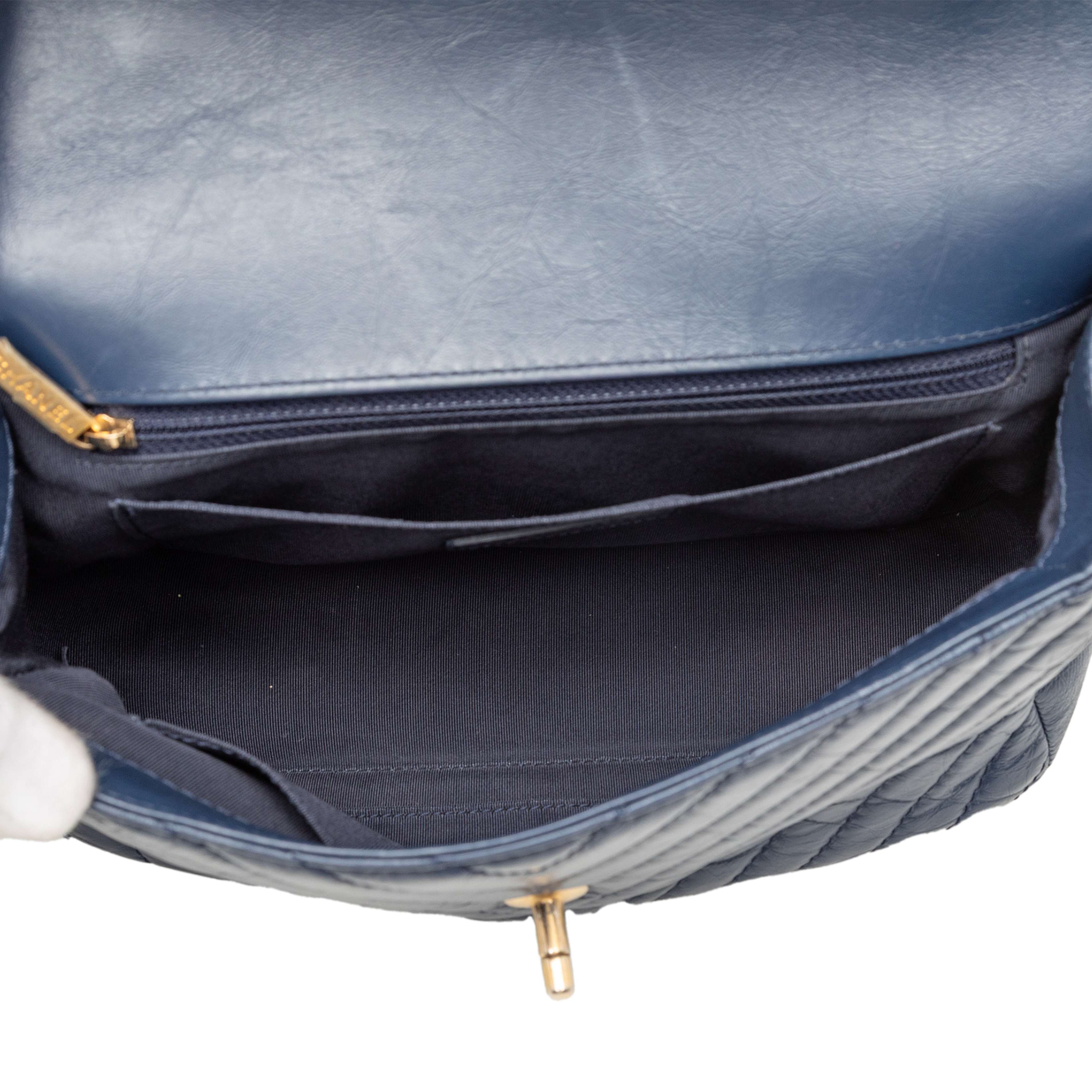 Chanel Cc Chevron Aged Calfskin Top Handle Flap, från Luxclusif, i färgen navy. Klicka för att öppna bilden i stort format