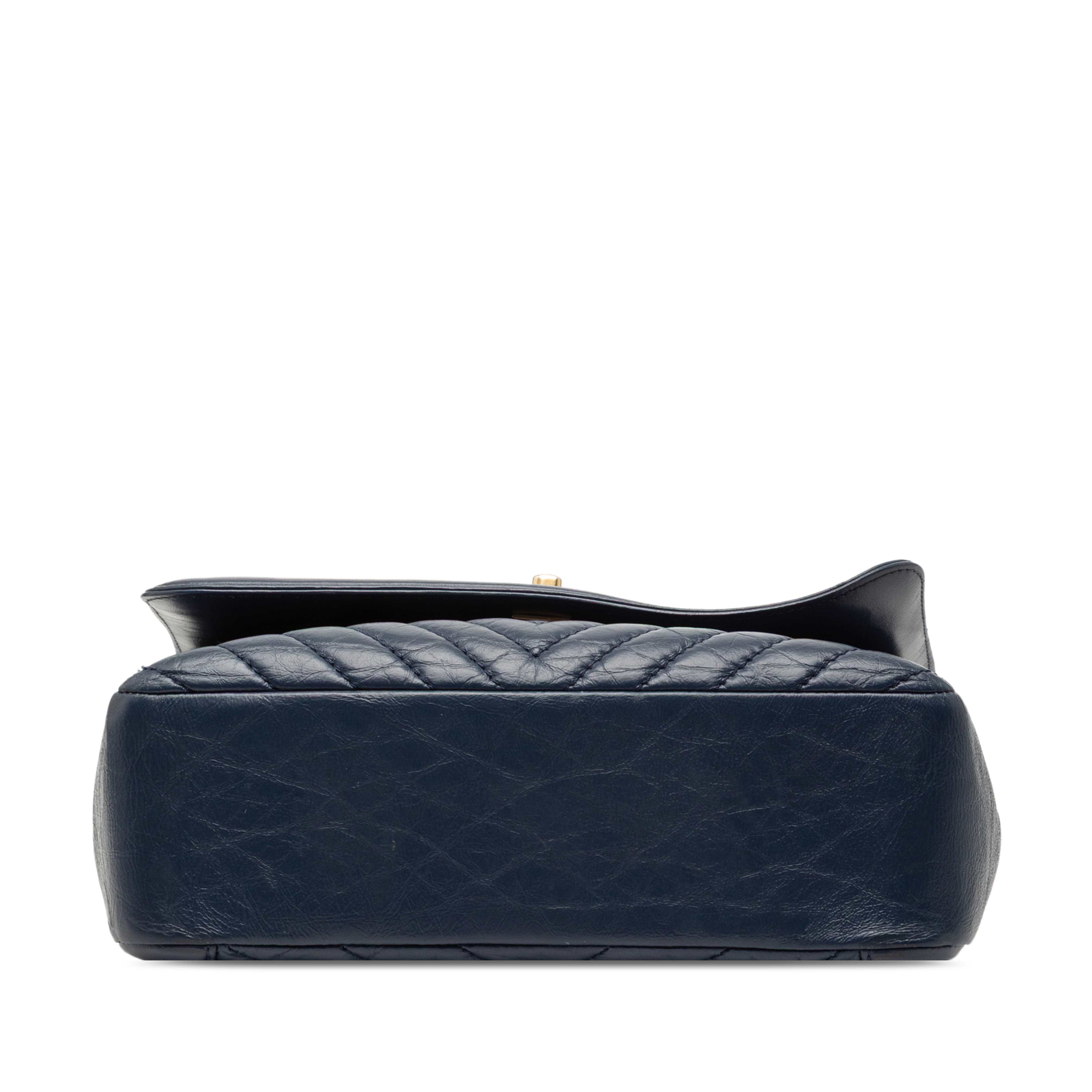 Chanel Cc Chevron Aged Calfskin Top Handle Flap, från Luxclusif, i färgen navy. Klicka för att öppna bilden i stort format