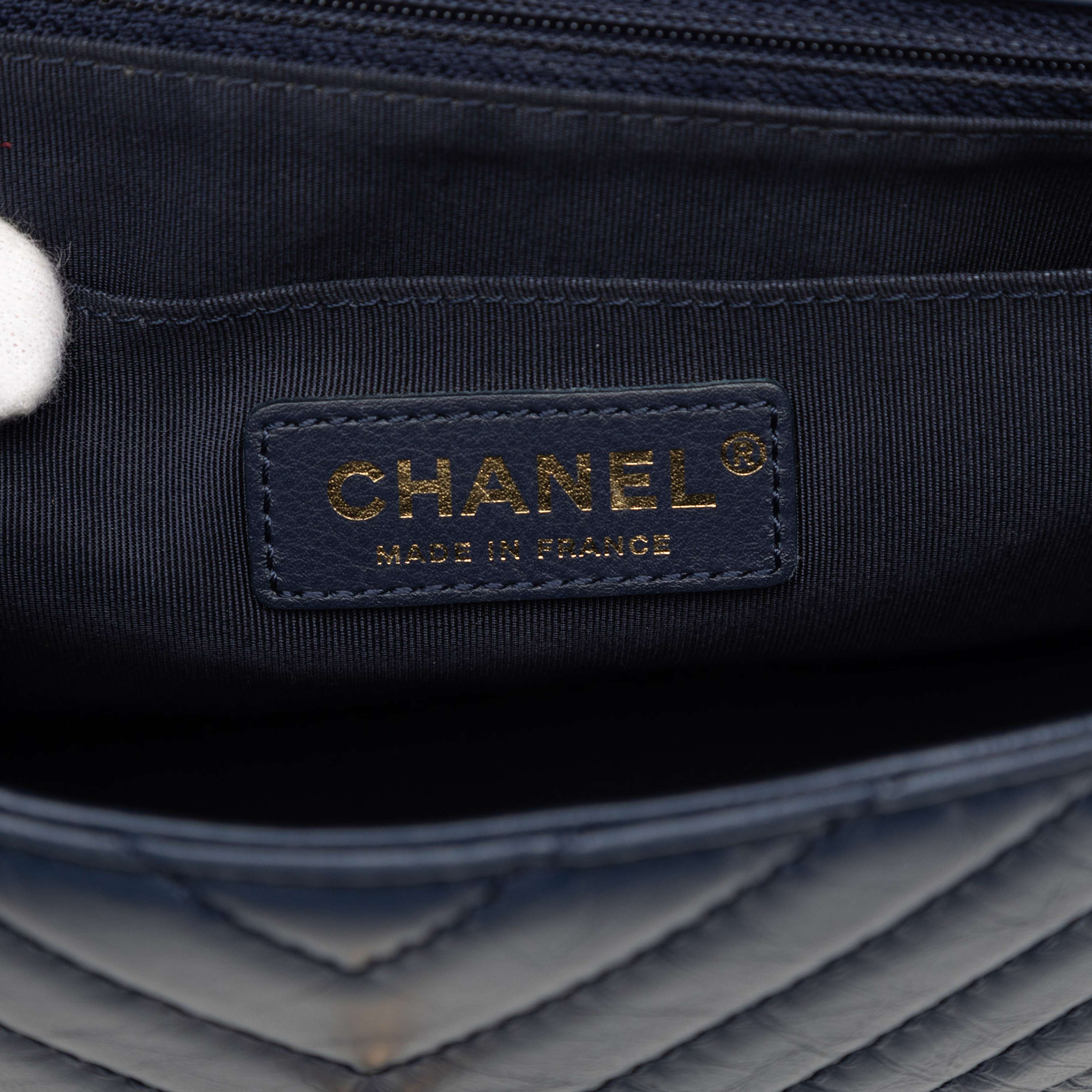 Chanel Cc Chevron Aged Calfskin Top Handle Flap, från Luxclusif, i färgen navy. Klicka för att öppna bilden i stort format