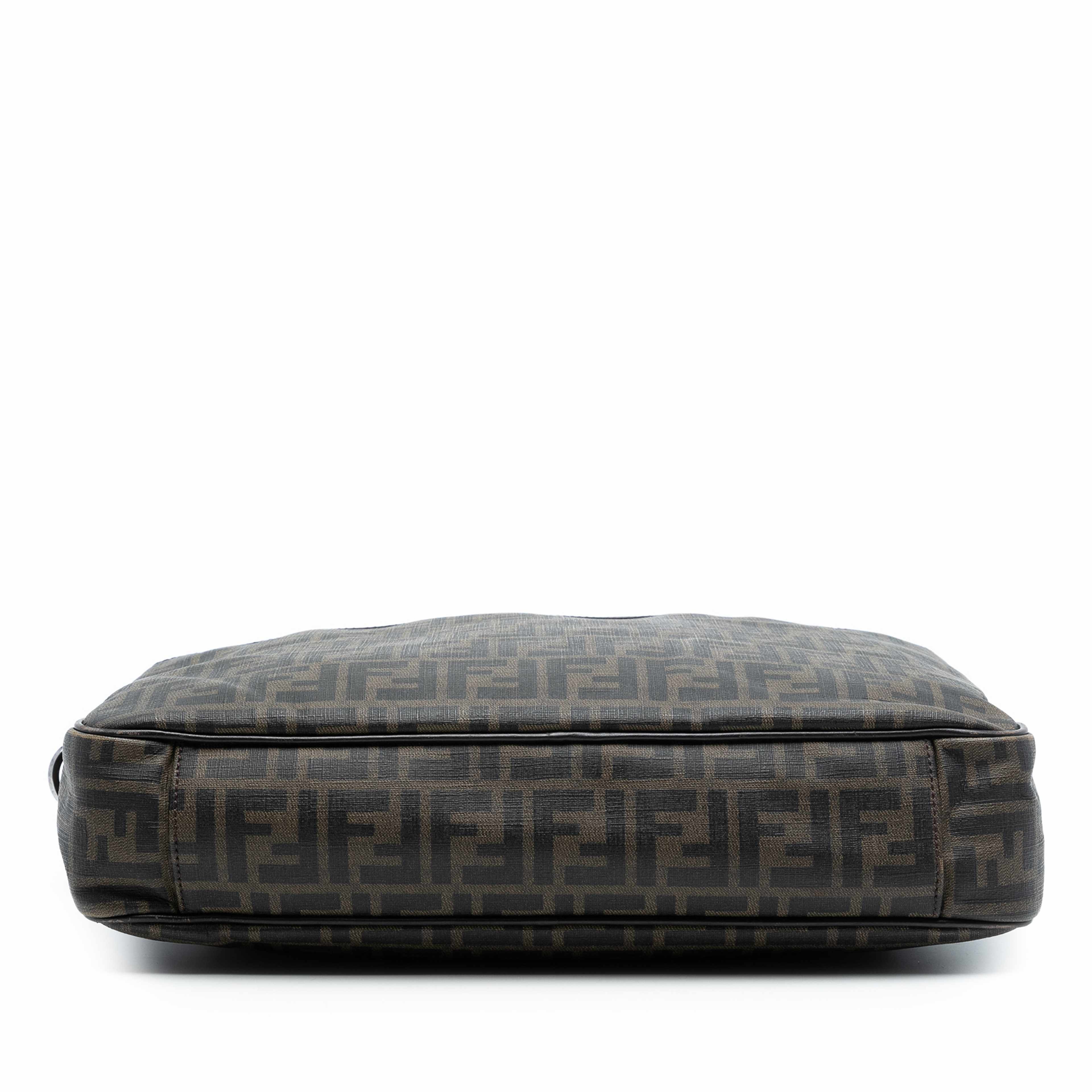 Fendi Zucca Coated Canvas Business Bag, från Luxclusif, i färgen brun. Klicka för att öppna bilden i stort format