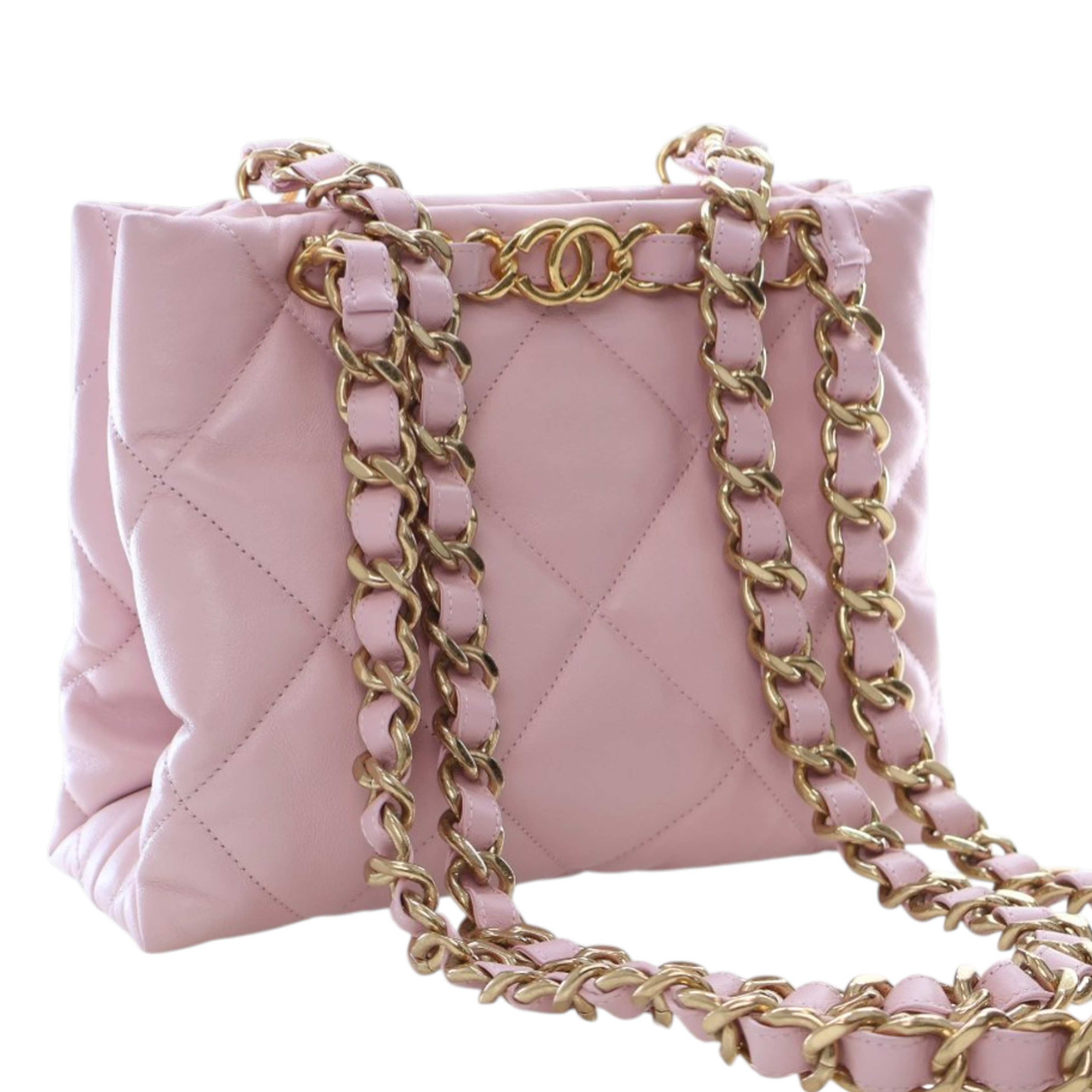 Chanel Medium Quilted Calfskin Funky Town Shopping Tote, från Luxclusif, i färgen pink. Klicka för att öppna bilden i stort format