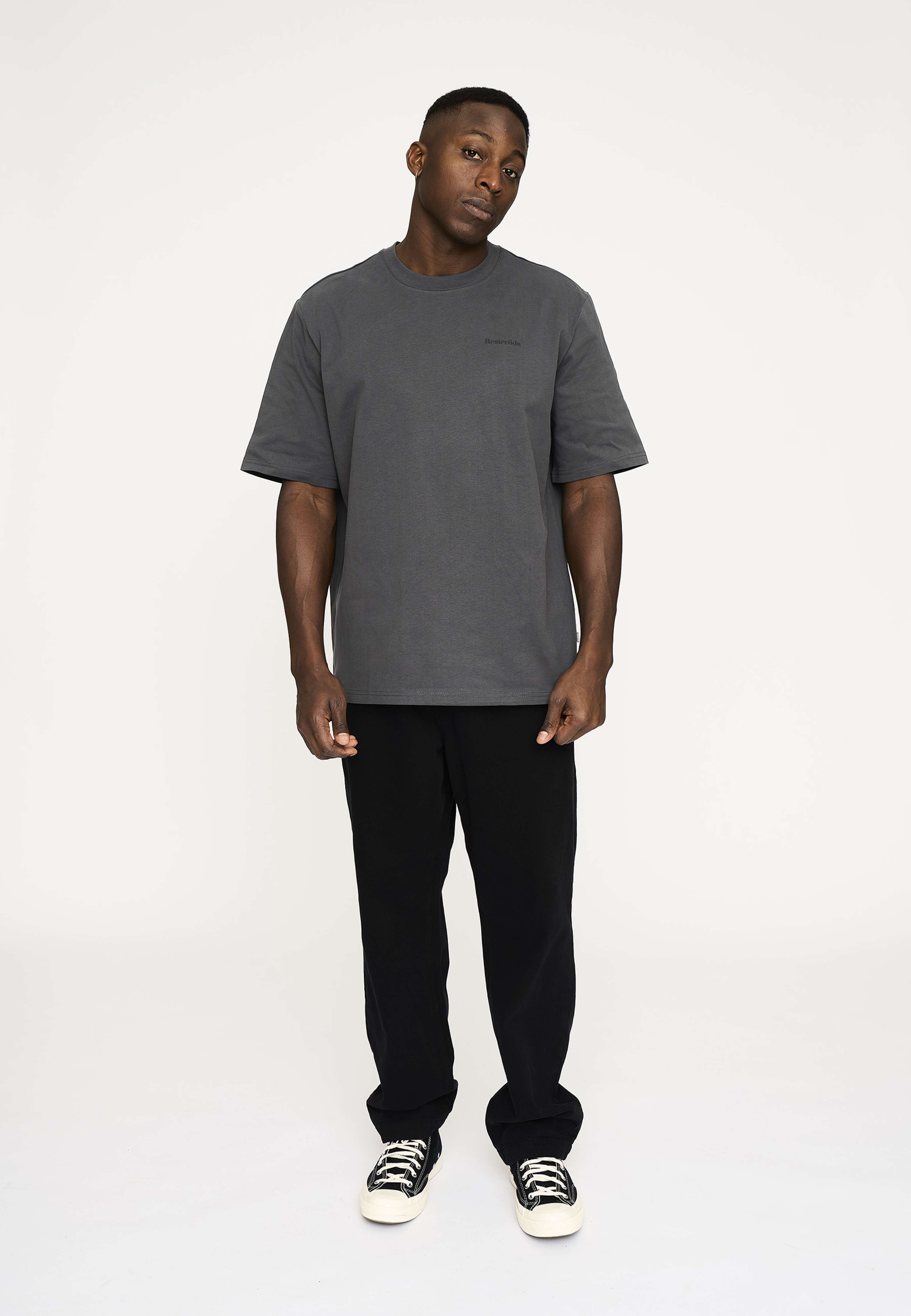 T-shirt I  Modellen Tas., från Resteröds, i färgen black. Klicka för att öppna bilden i stort format