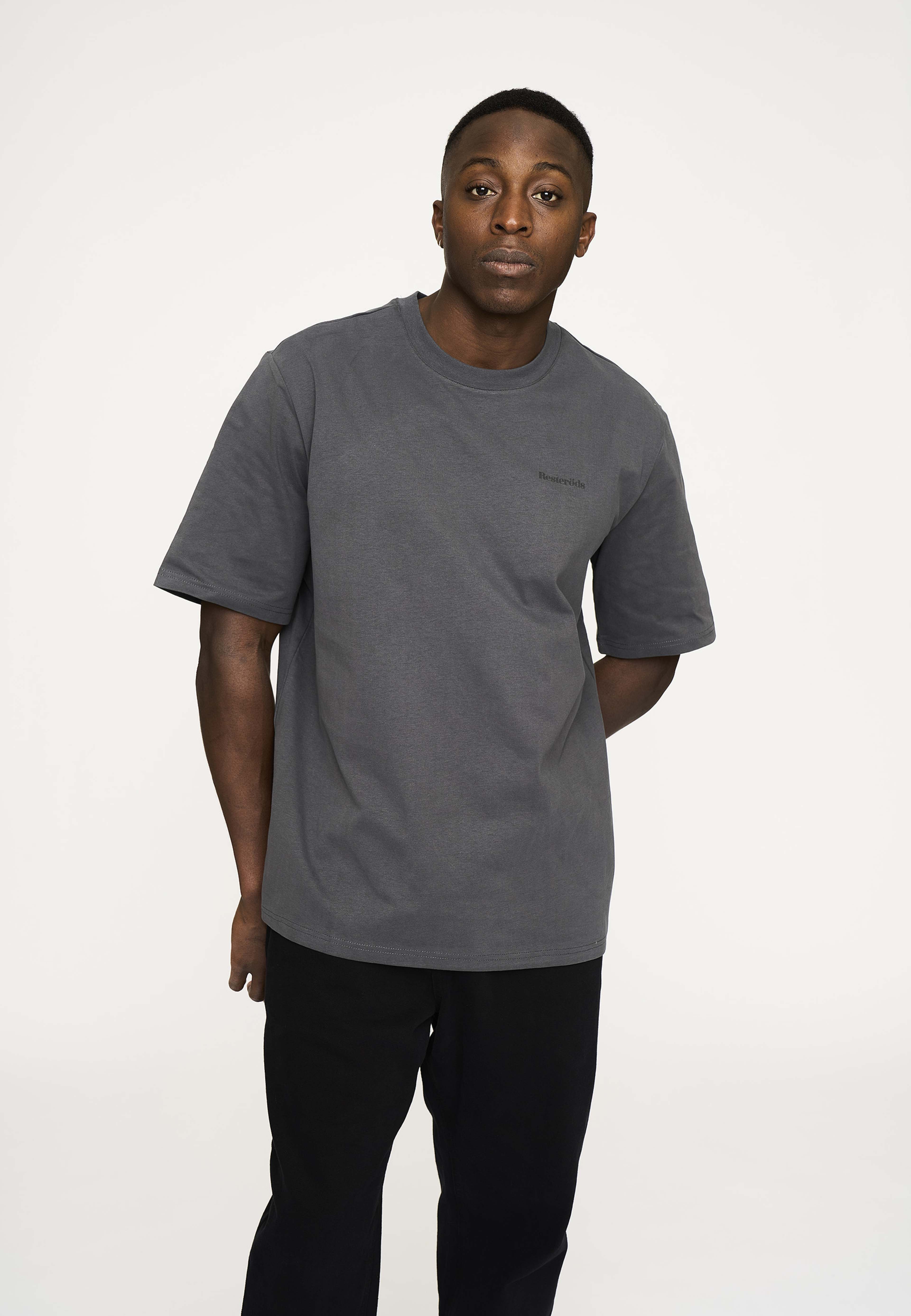 T-shirt I  Modellen Tas., från Resteröds, i färgen black. Klicka för att öppna bilden i stort format