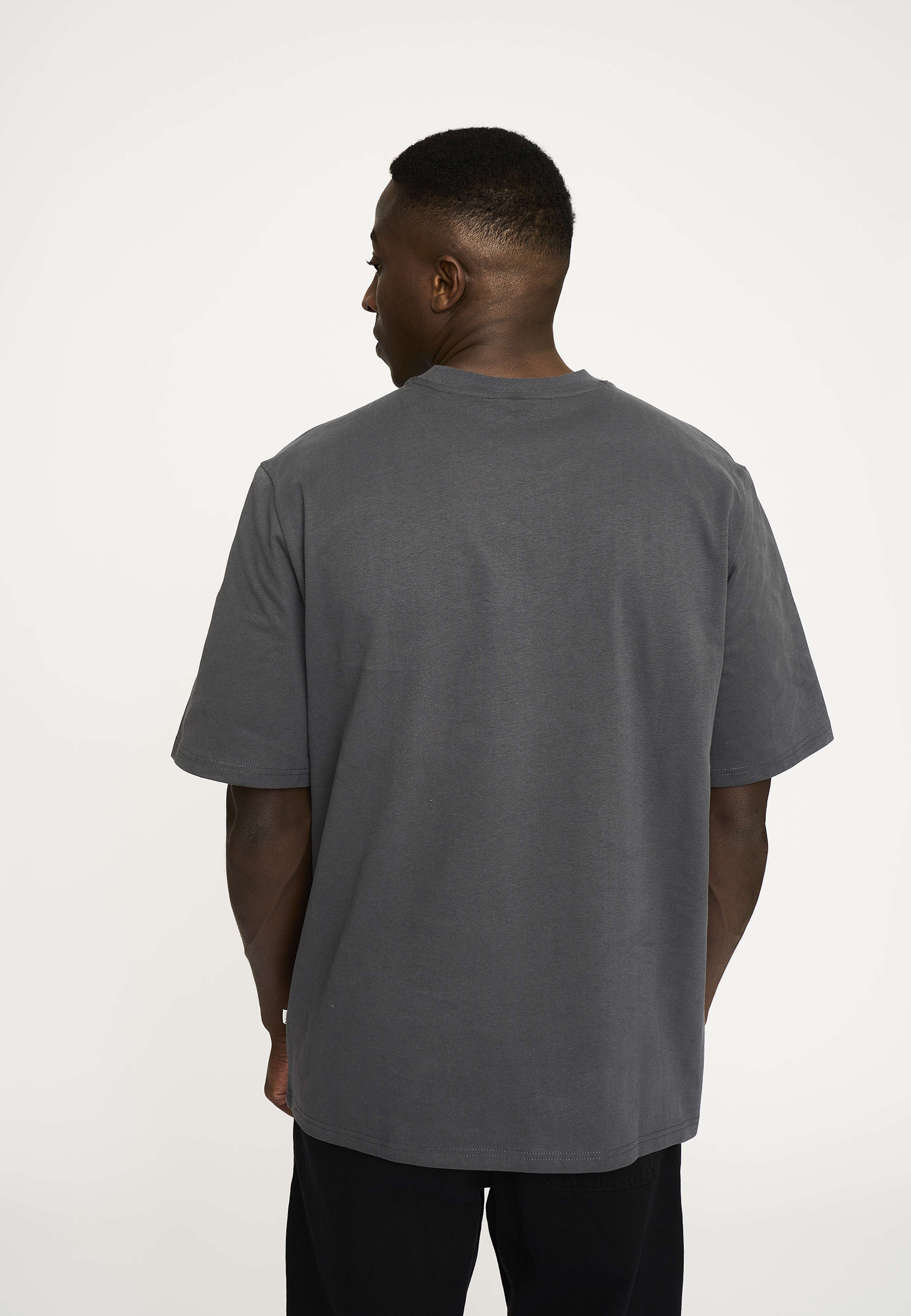 T-shirt I  Modellen Tas., från Resteröds, i färgen black. Klicka för att öppna bilden i stort format