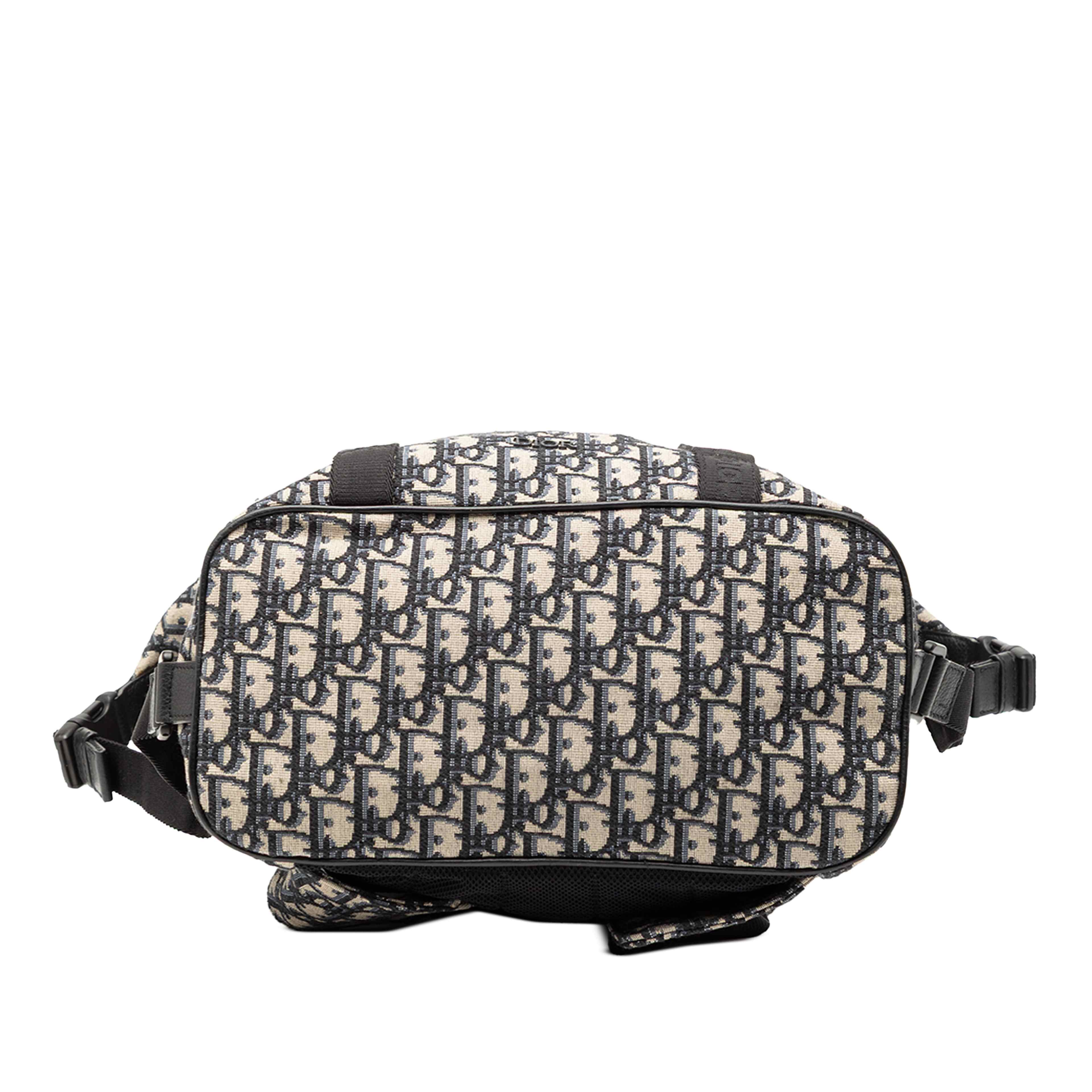 Dior Oblique Canvas Safari Backpack, från Luxclusif, i färgen blå. Klicka för att öppna bilden i stort format