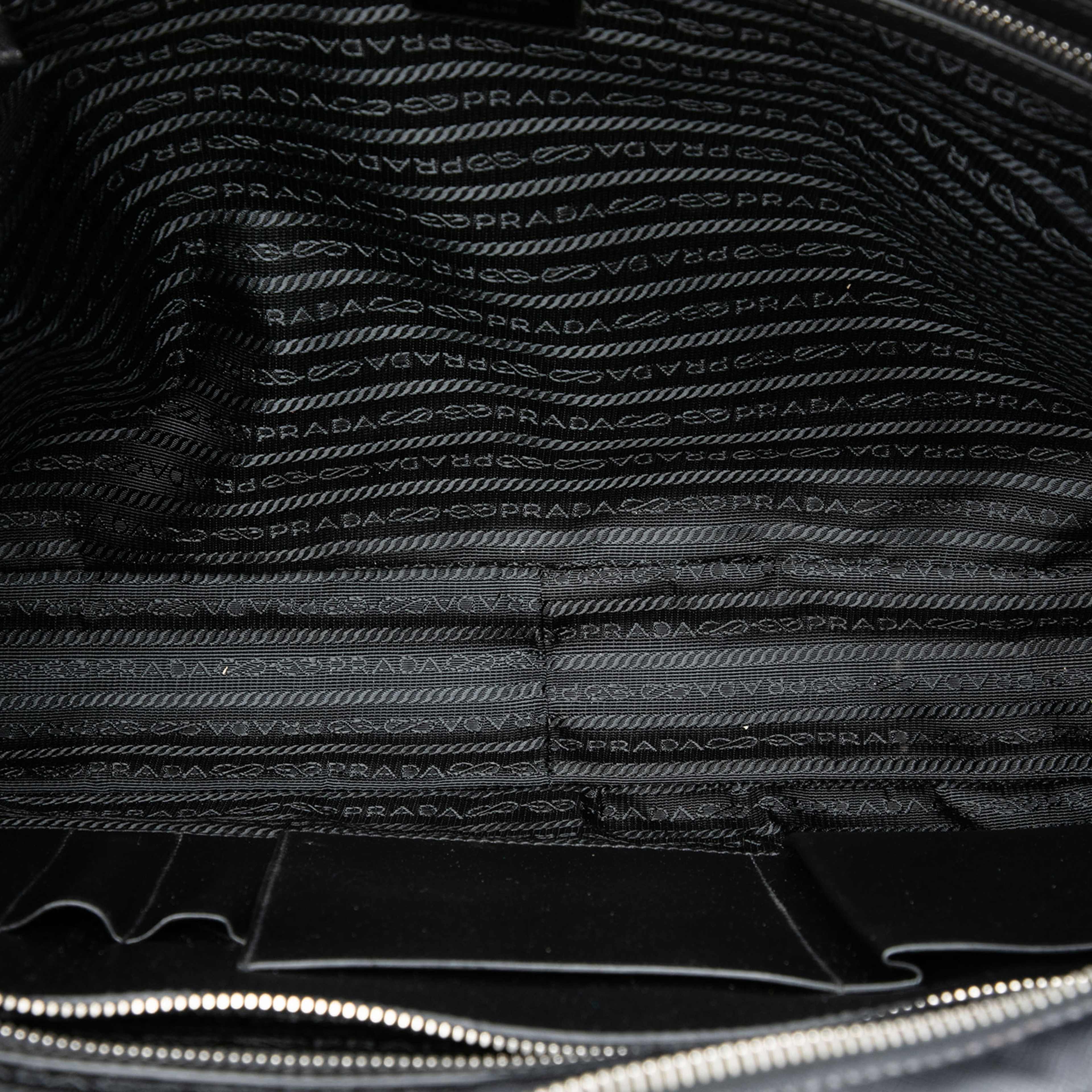 Prada Saffiano Business Bag, från Luxclusif, i färgen svart. Klicka för att öppna bilden i stort format