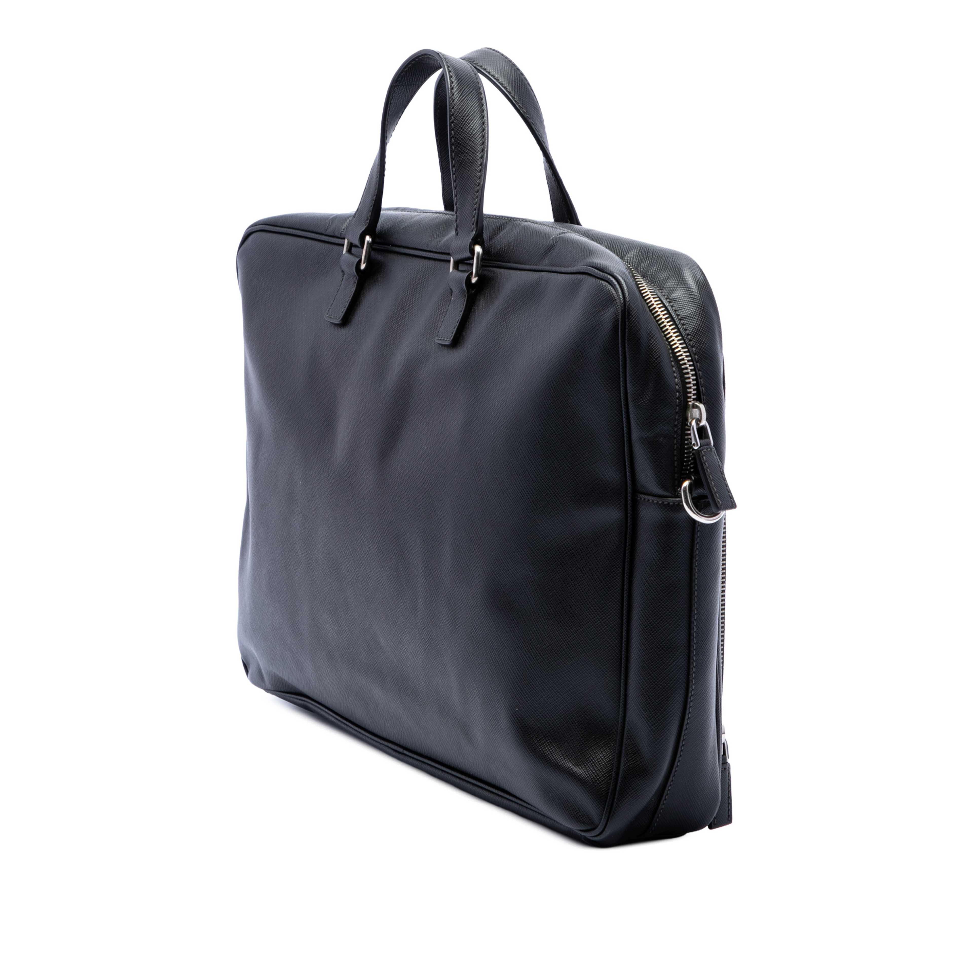 Prada Saffiano Business Bag, från Luxclusif, i färgen svart. Klicka för att öppna bilden i stort format
