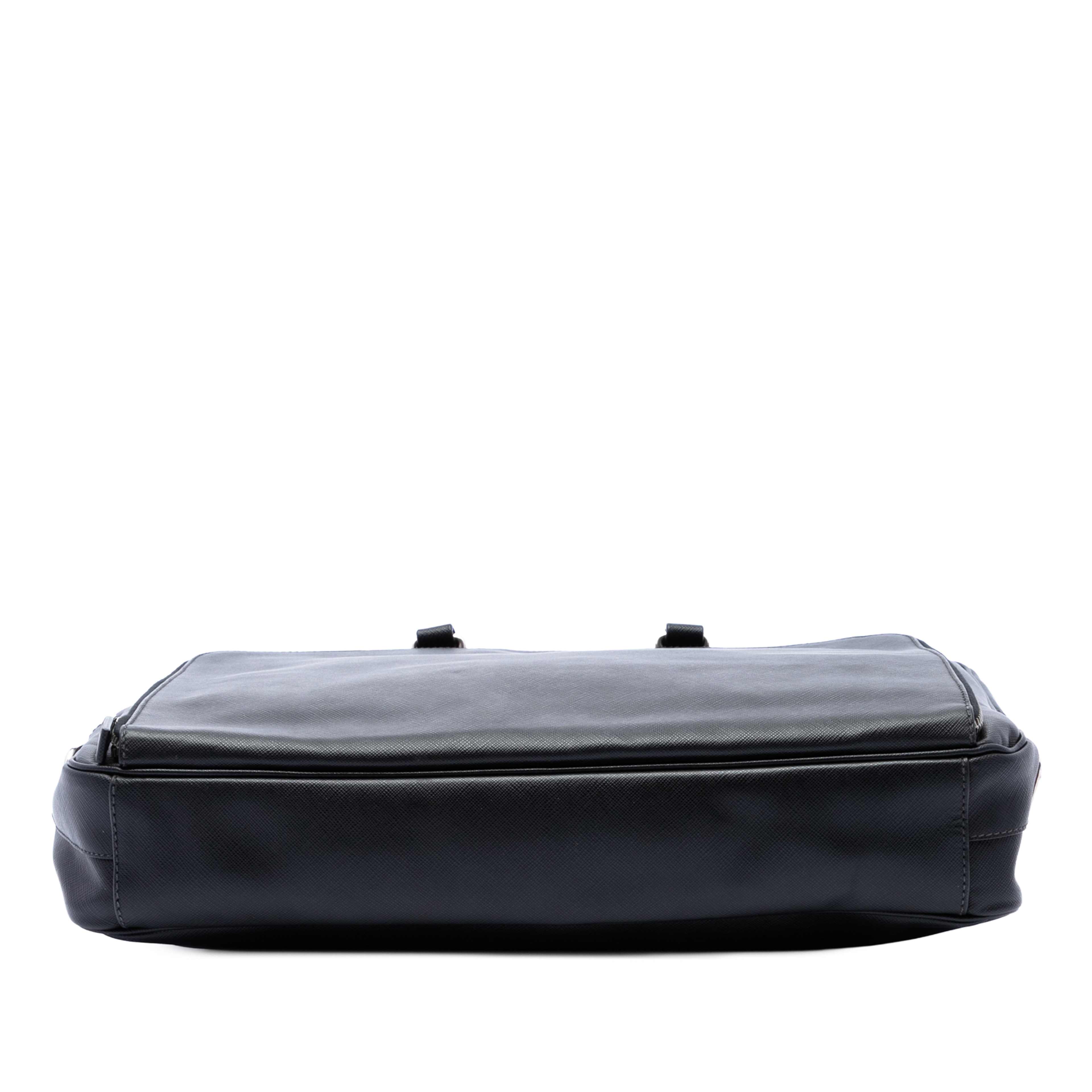 Prada Saffiano Business Bag, från Luxclusif, i färgen svart. Klicka för att öppna bilden i stort format