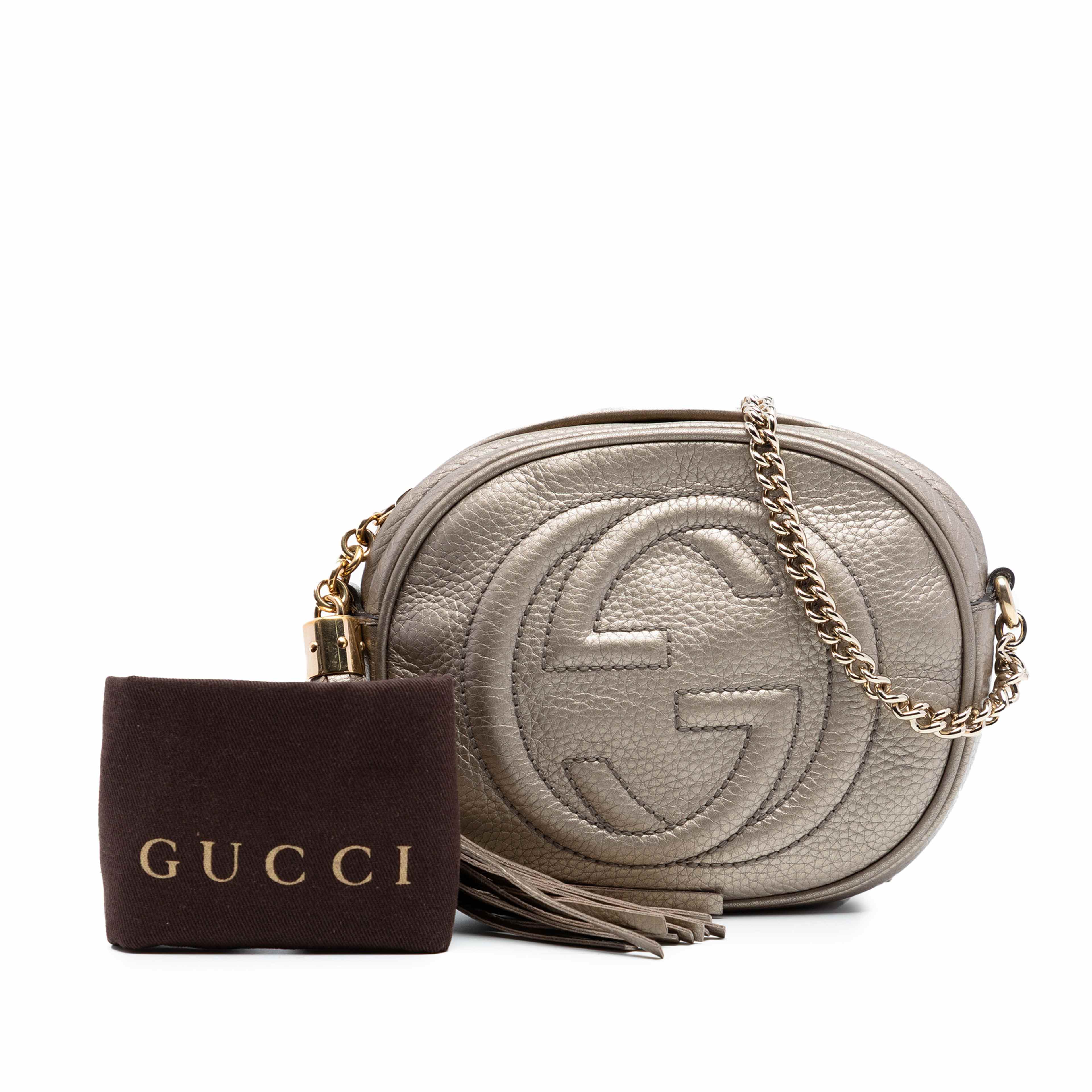 Gucci Mini Metallic Pebbled Calfskin Soho Chain Crossbody, från Luxclusif, i färgen guld. Klicka för att öppna bilden i stort format