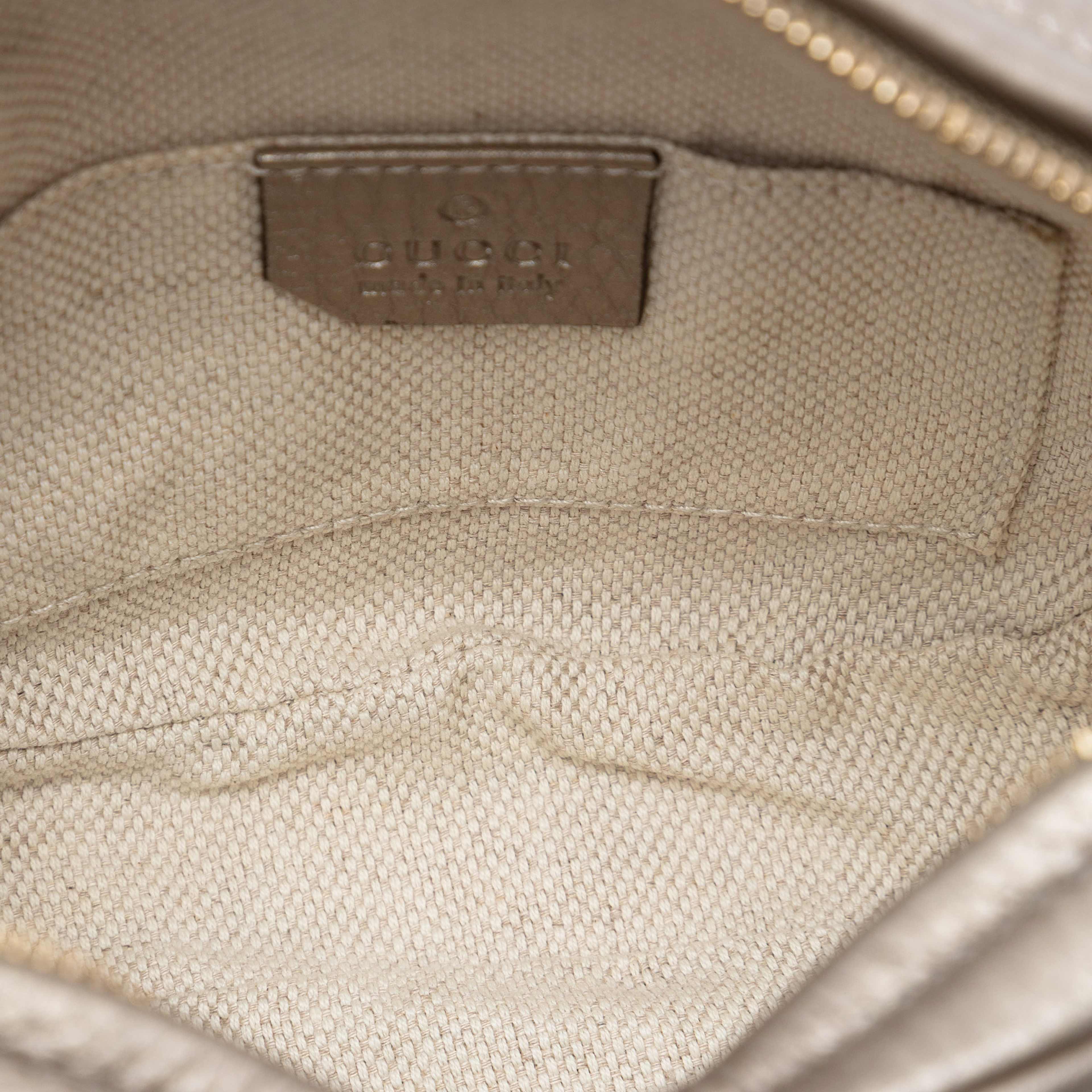 Gucci Mini Metallic Pebbled Calfskin Soho Chain Crossbody, från Luxclusif, i färgen gold. Klicka för att öppna bilden i stort format