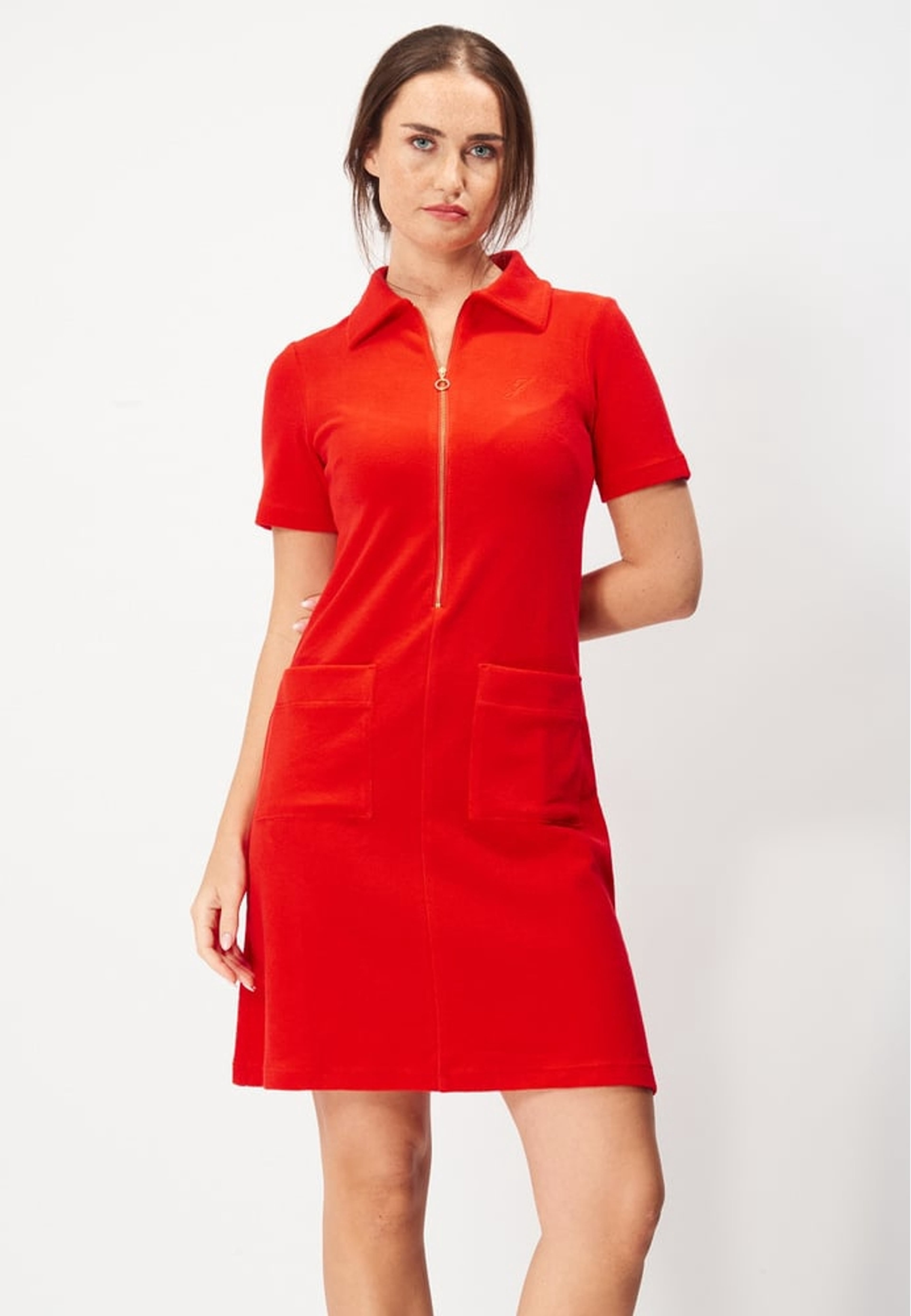 Lovisa Dress, från Jumperfabriken, i färgen red. Klicka för att öppna bilden i stort format