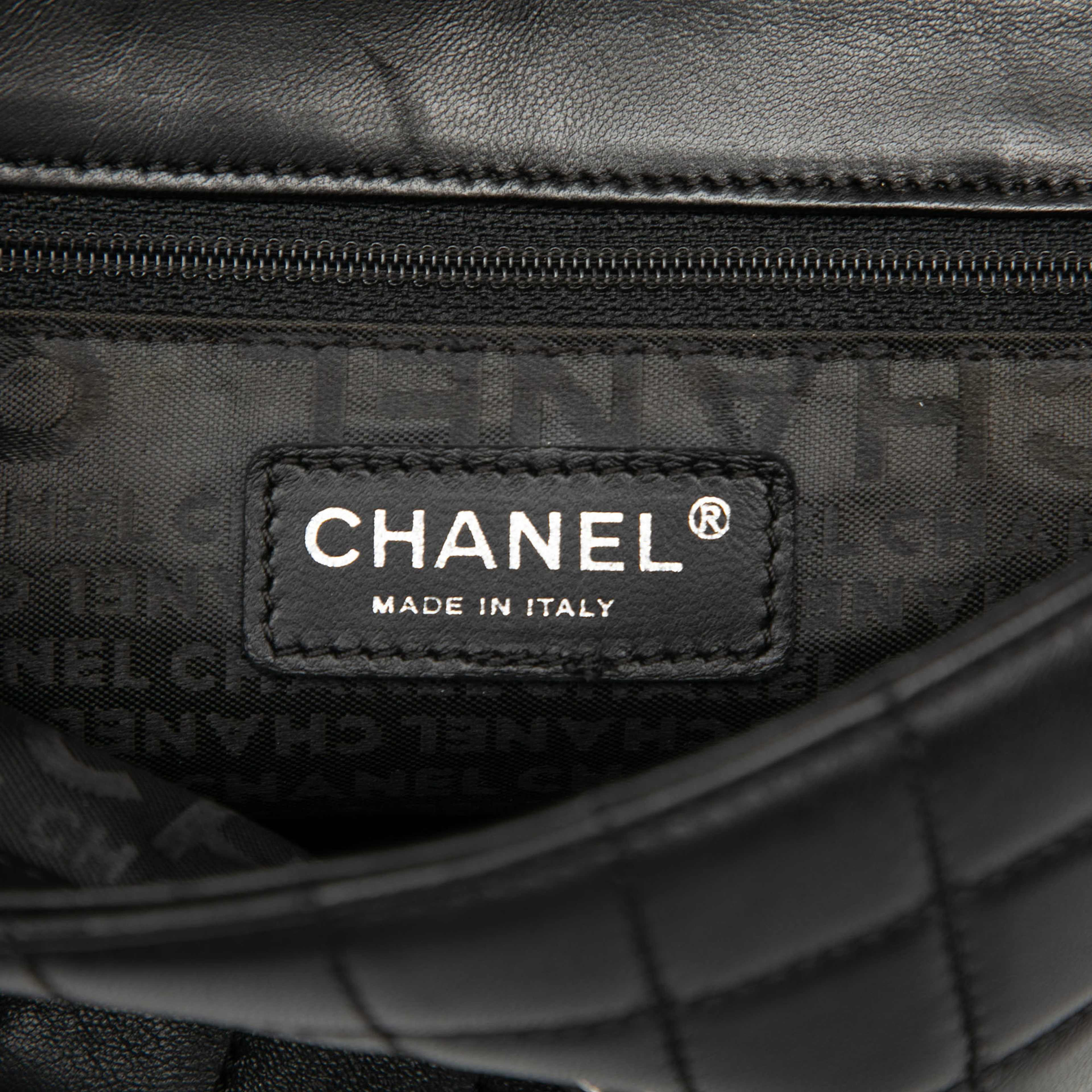 Chanel Camellia Cc Choco Bar No 5 Lambskin Shoulder Bag, från Luxclusif, i färgen black. Klicka för att öppna bilden i stort format