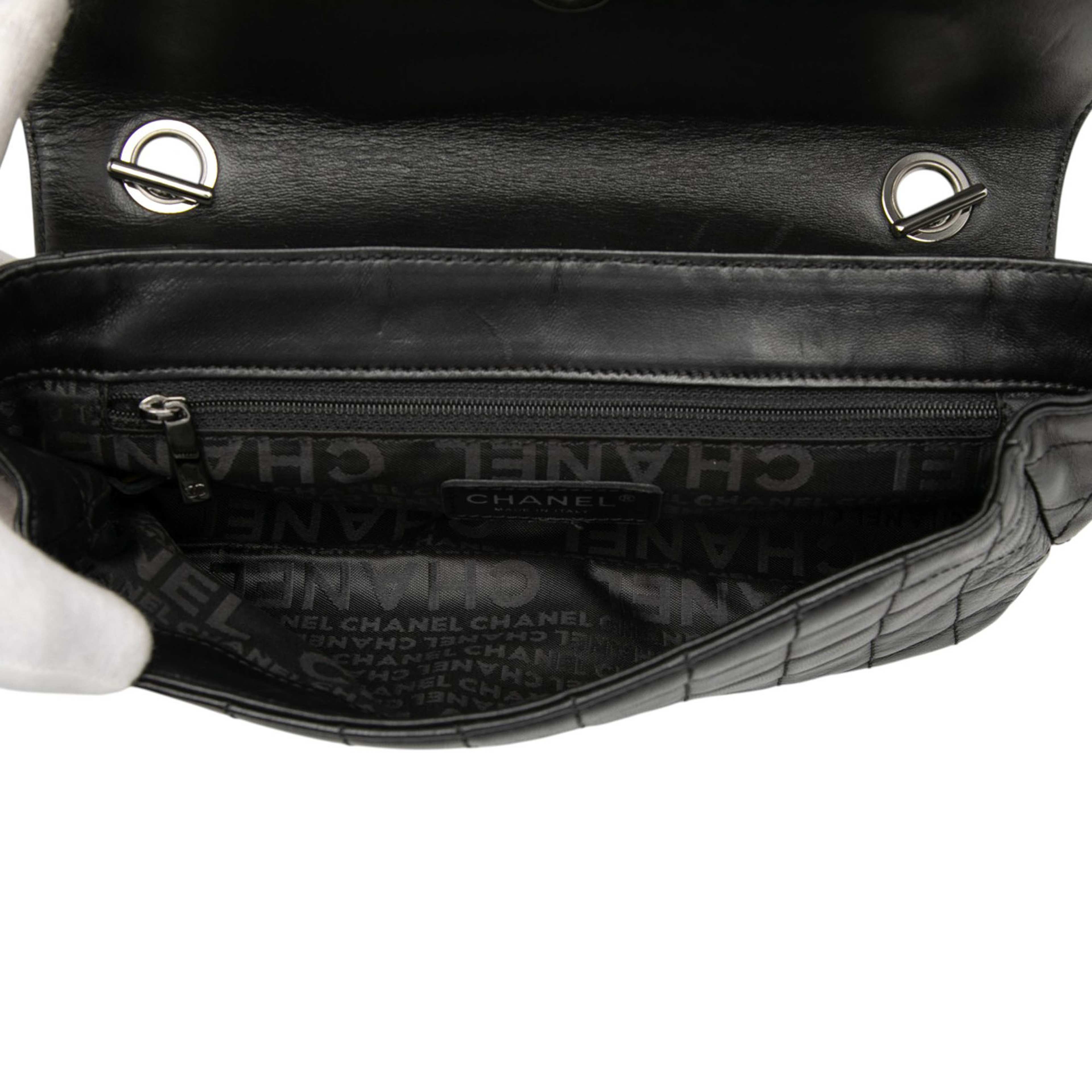 Chanel Camellia Cc Choco Bar No 5 Lambskin Shoulder Bag, från Luxclusif, i färgen black. Klicka för att öppna bilden i stort format