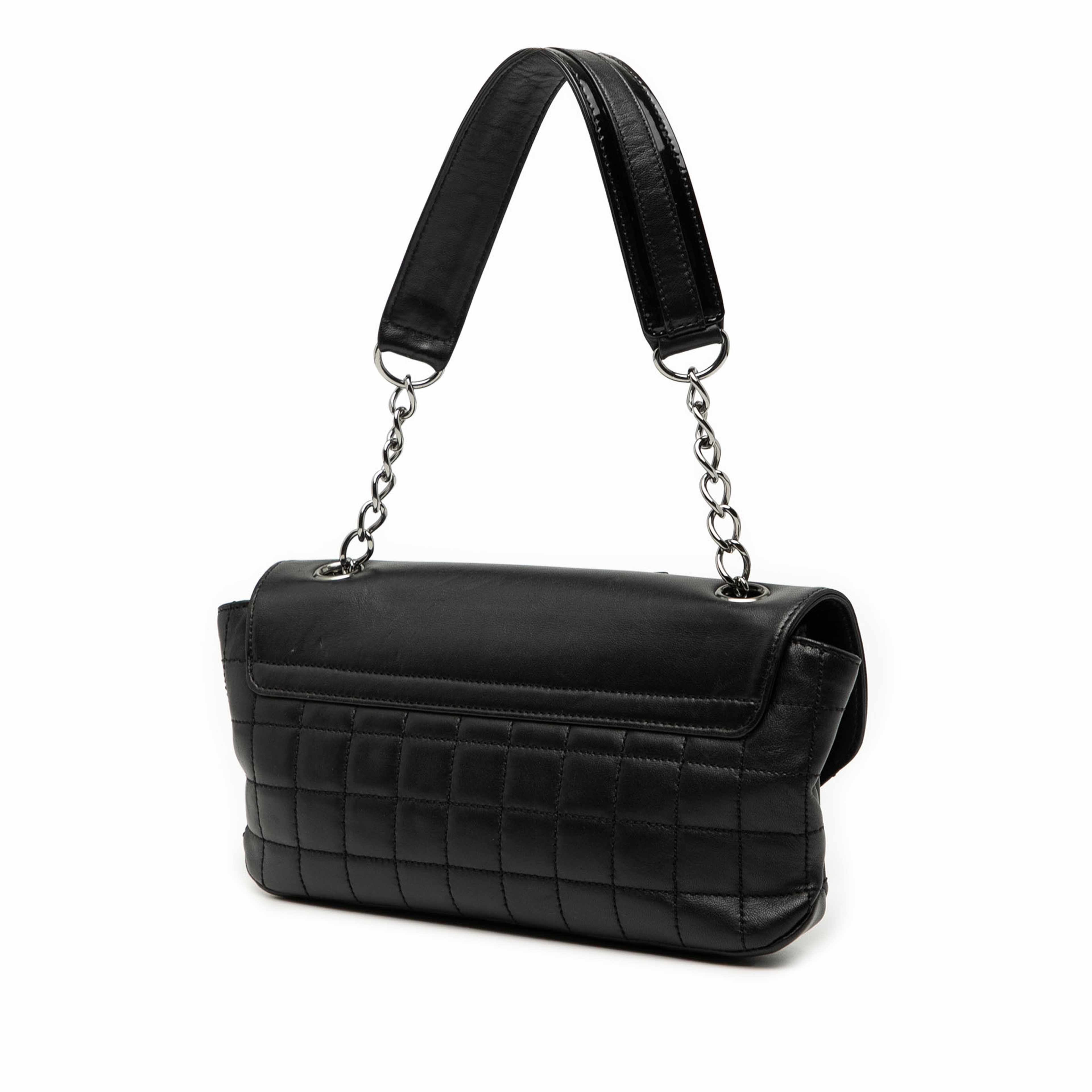 Chanel Camellia Cc Choco Bar No 5 Lambskin Shoulder Bag, från Luxclusif, i färgen black. Klicka för att öppna bilden i stort format