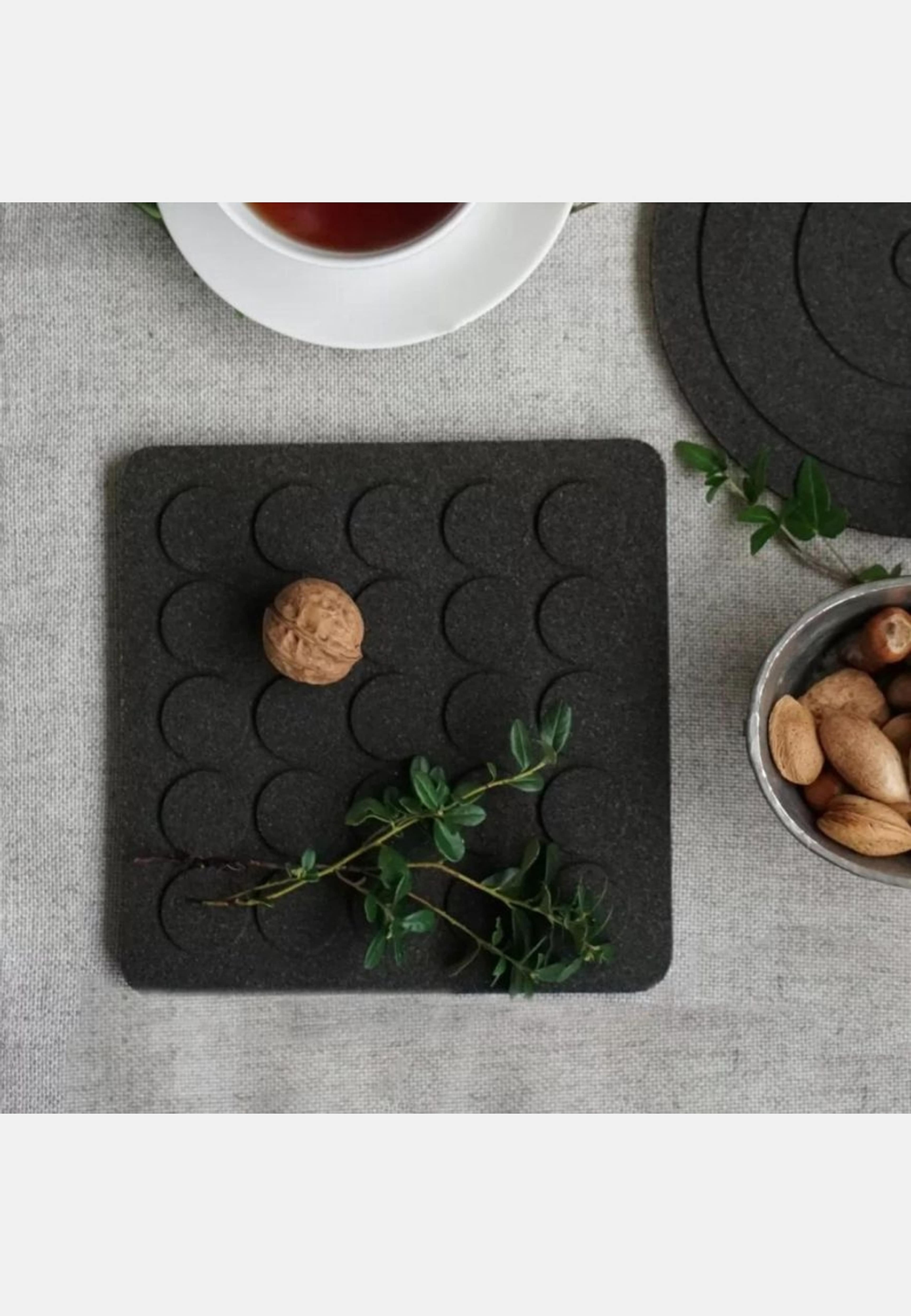 Grytunderlägg Dots, från Born in sweden, i färgen svart. Klicka för att öppna bilden i stort format