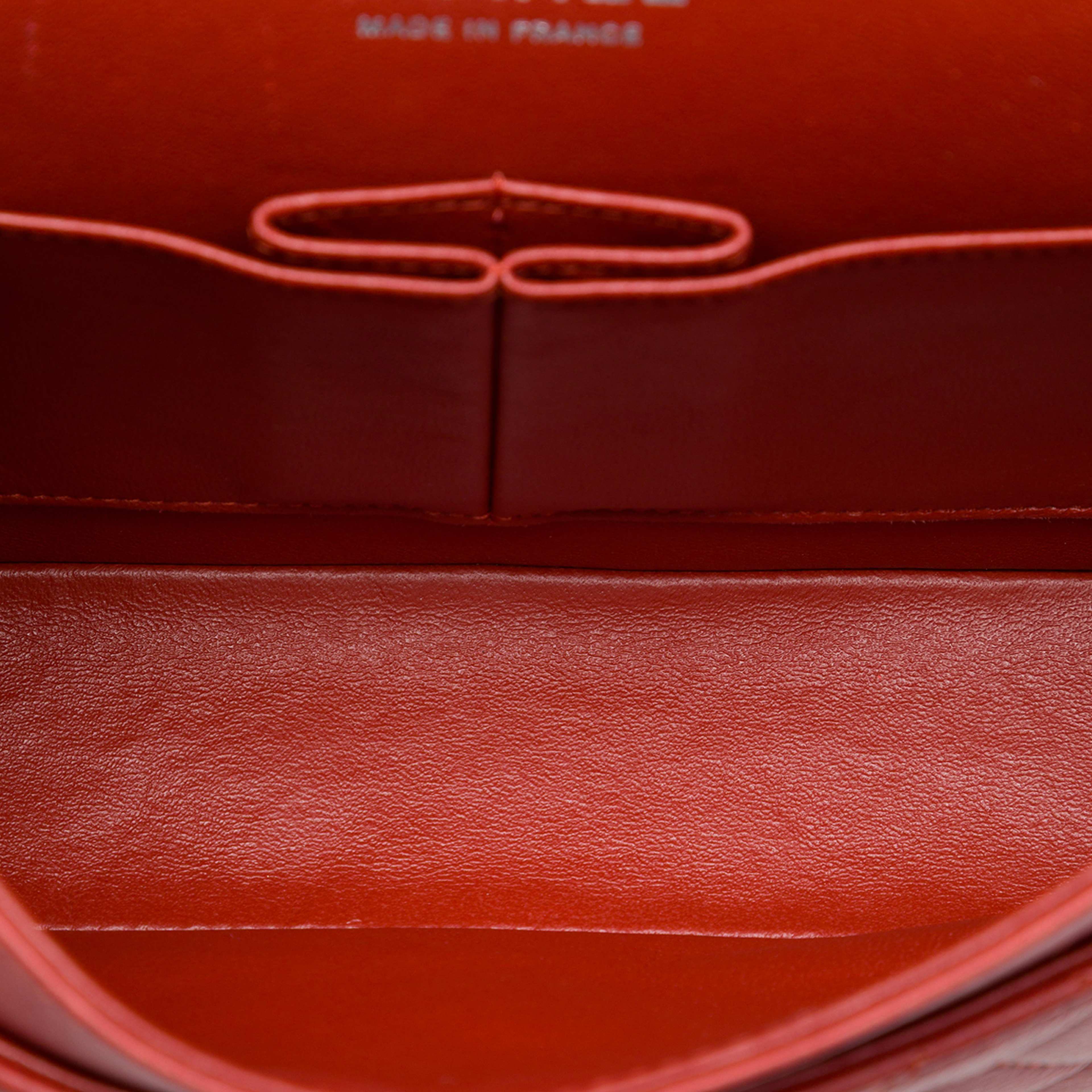 Chanel Medium Classic Caviar Double Flap, från Luxclusif, i färgen röd. Klicka för att öppna bilden i stort format