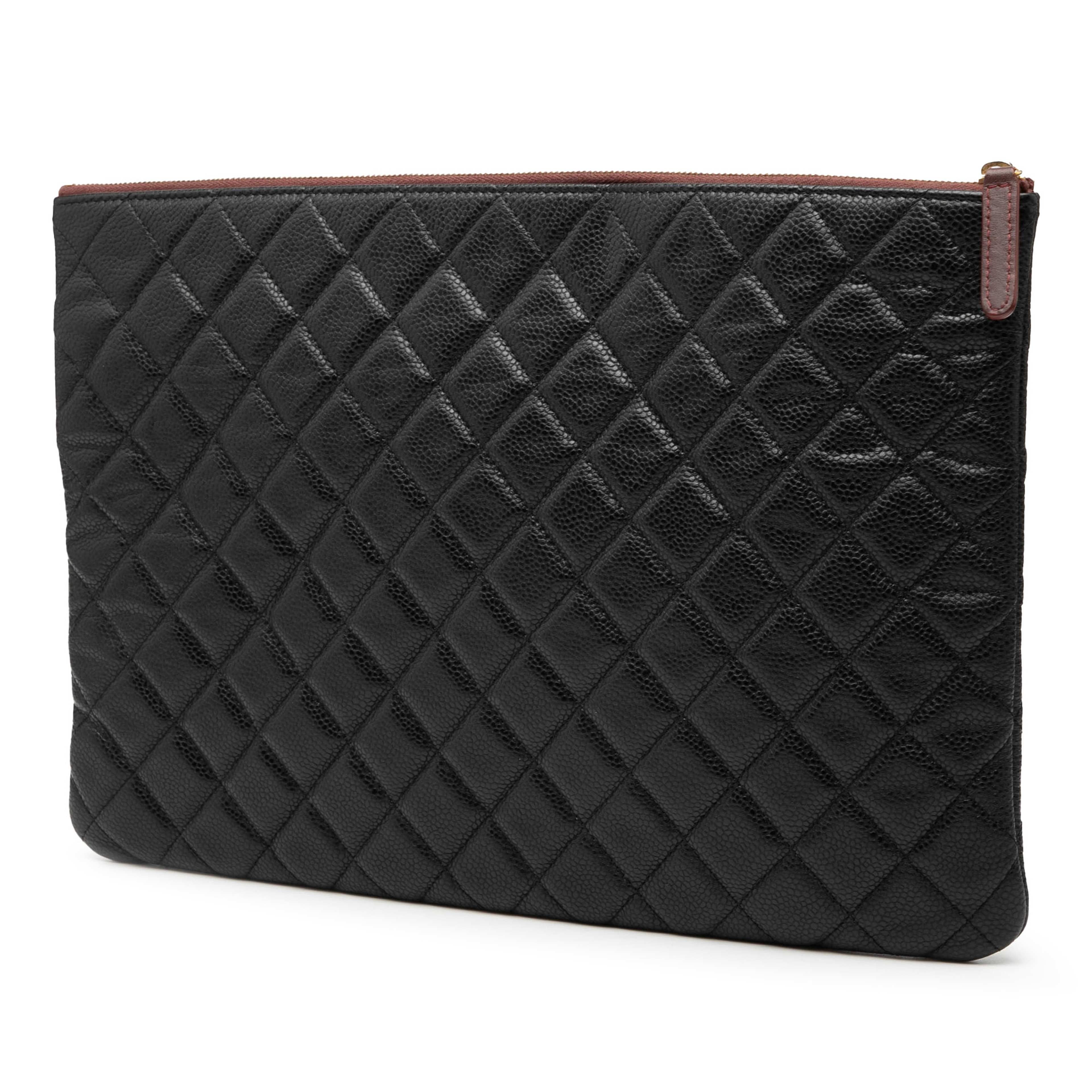 Chanel Large Quilted Caviar O Case Clutch, från Luxclusif, i färgen svart. Klicka för att öppna bilden i stort format