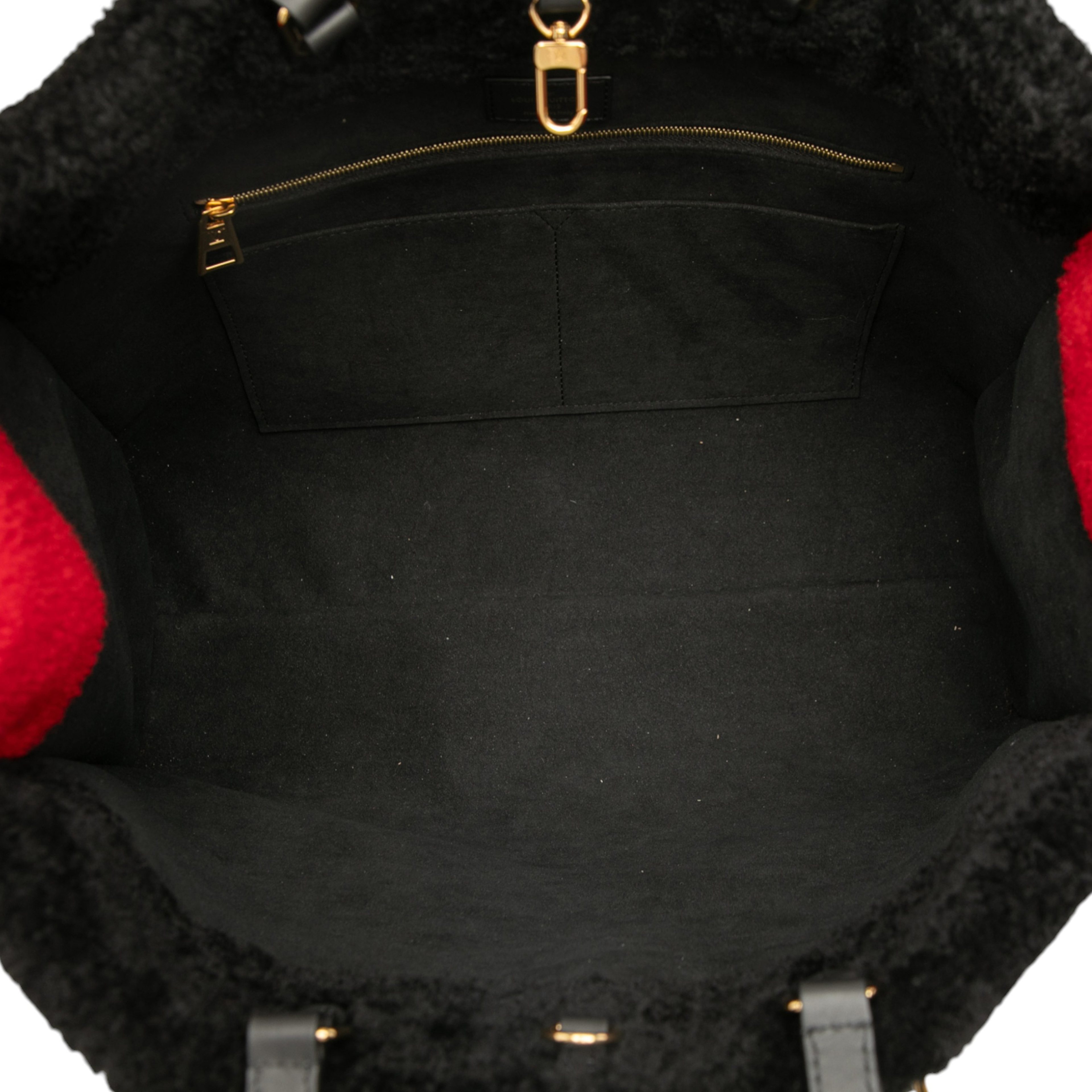 Louis Vuitton Monogram Giant Shearling Teddy Onthego Gm, från Luxclusif, i färgen black. Klicka för att öppna bilden i stort format