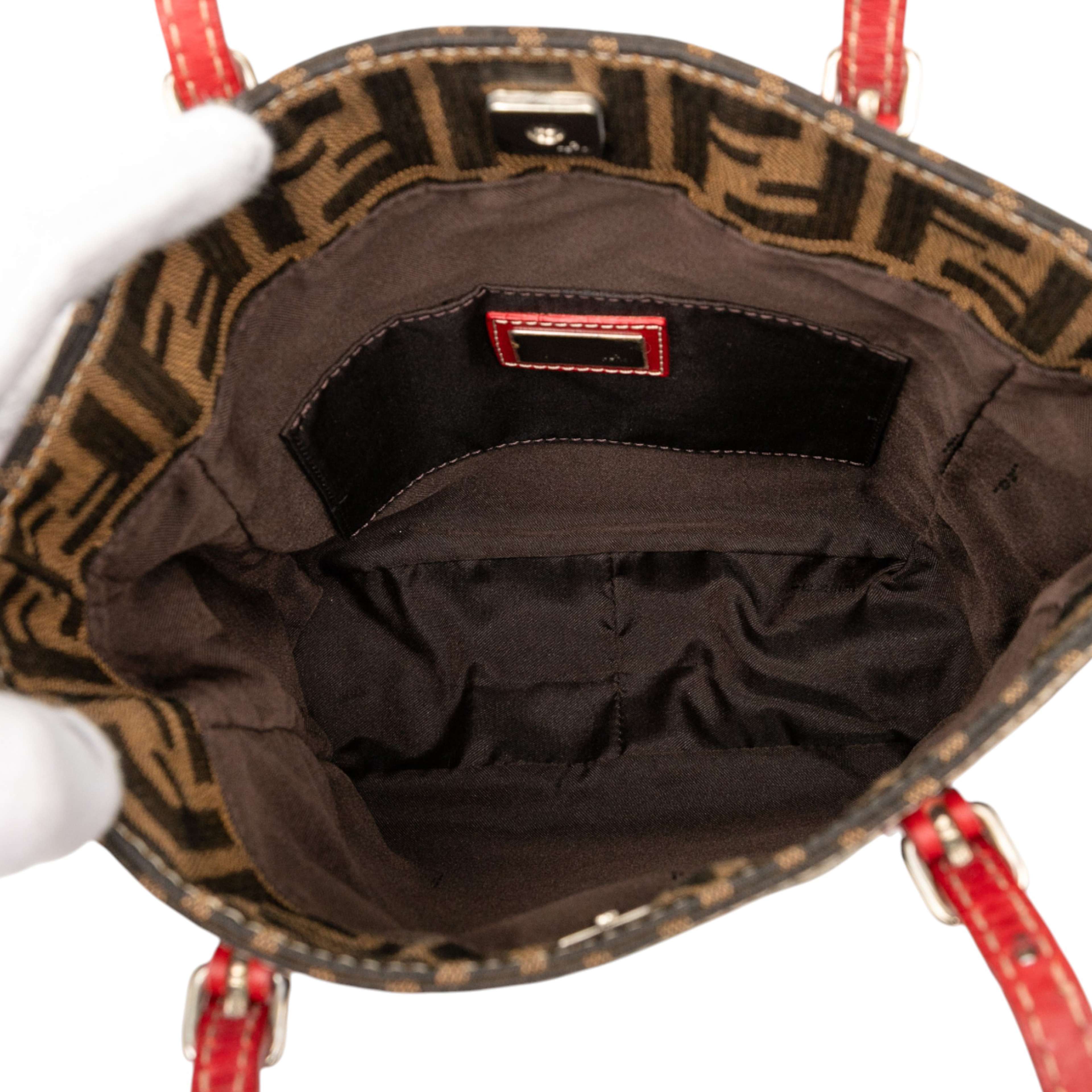 Fendi Zucca Canvas Tote, från Luxclusif, i färgen brown. Klicka för att öppna bilden i stort format