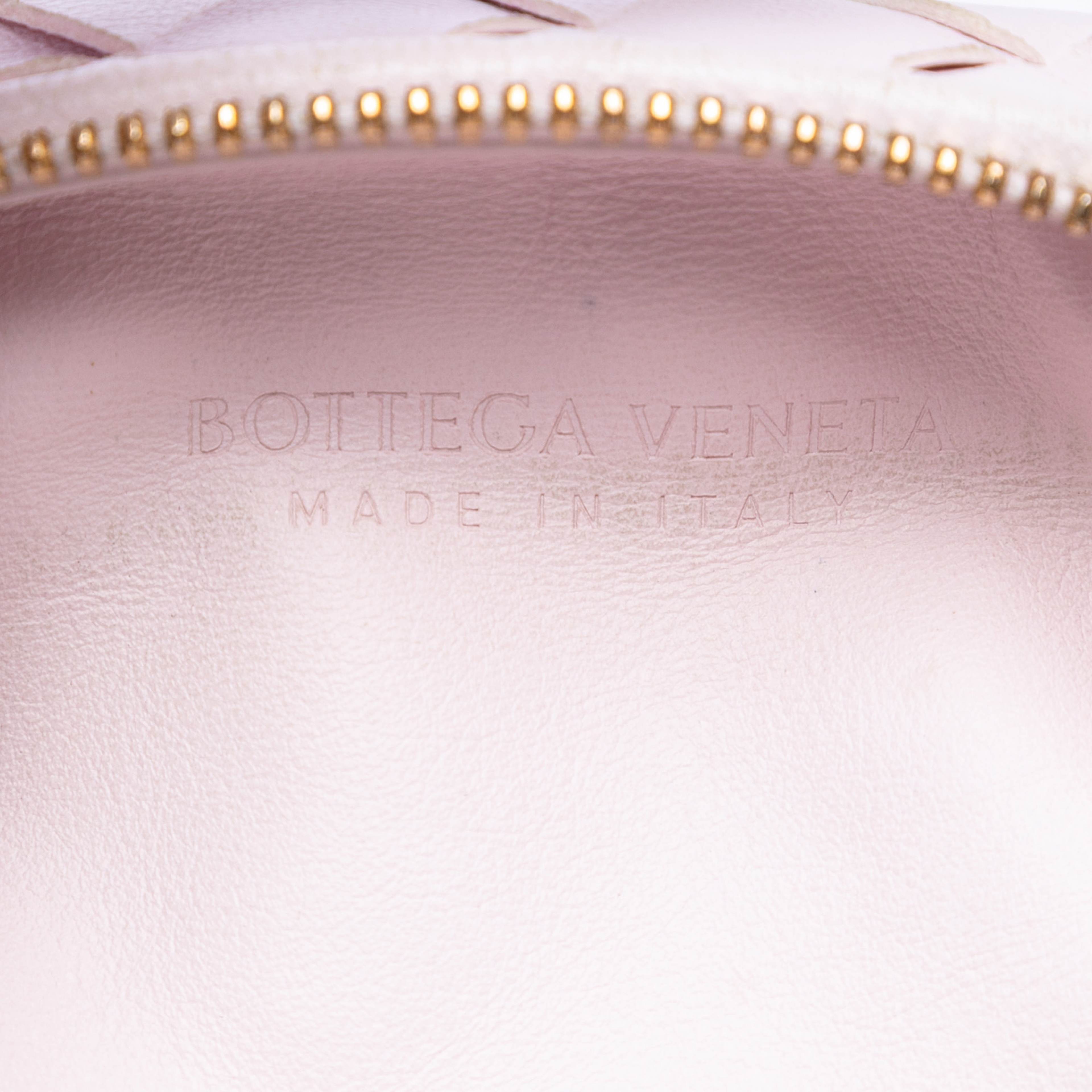 Bottega Veneta Mini Nappa Intrecciato Jodie, från Luxclusif, i färgen light pink. Klicka för att öppna bilden i stort format