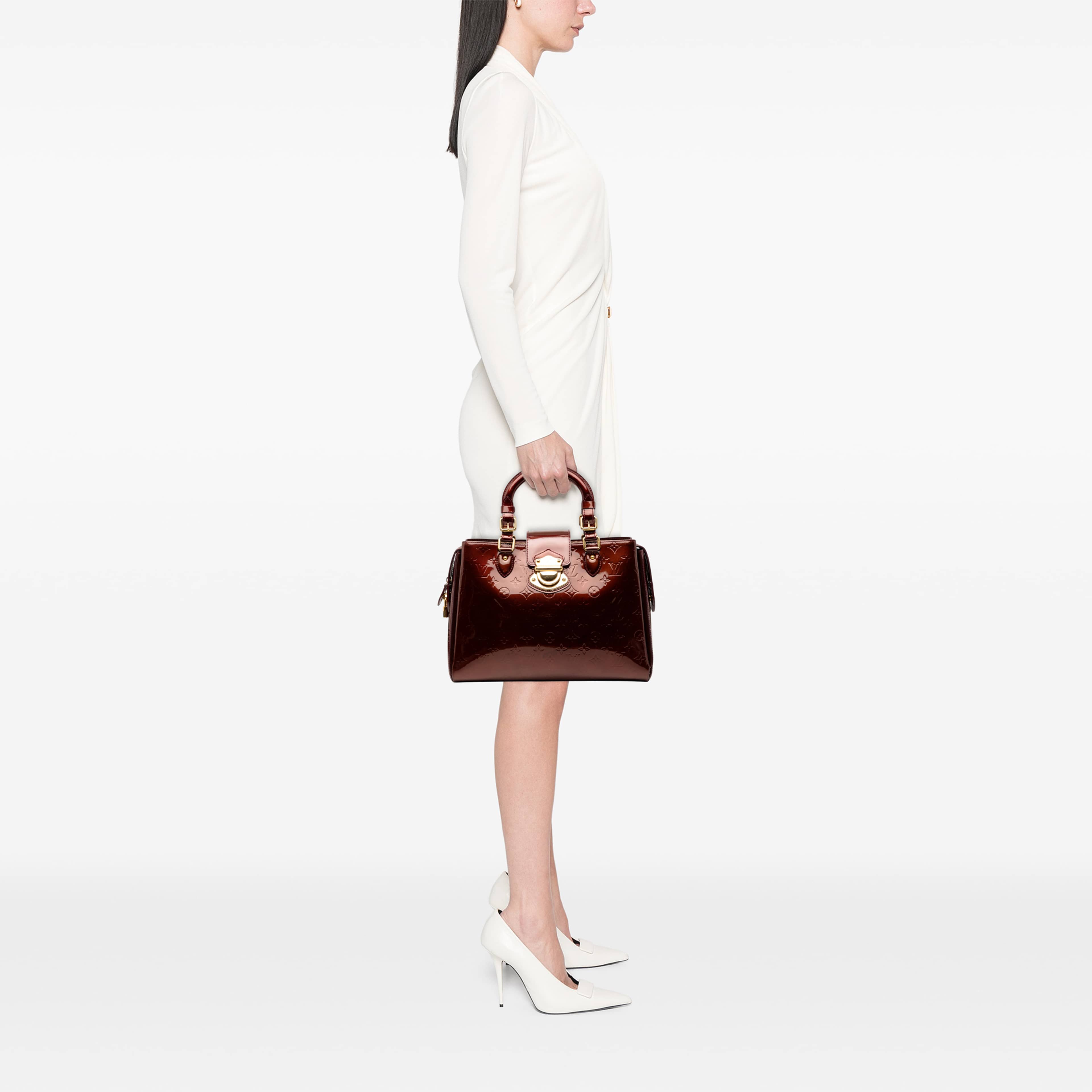 Louis Vuitton Monogram Vernis Melrose Avenue, från Luxclusif, i färgen röd. Klicka för att öppna bilden i stort format