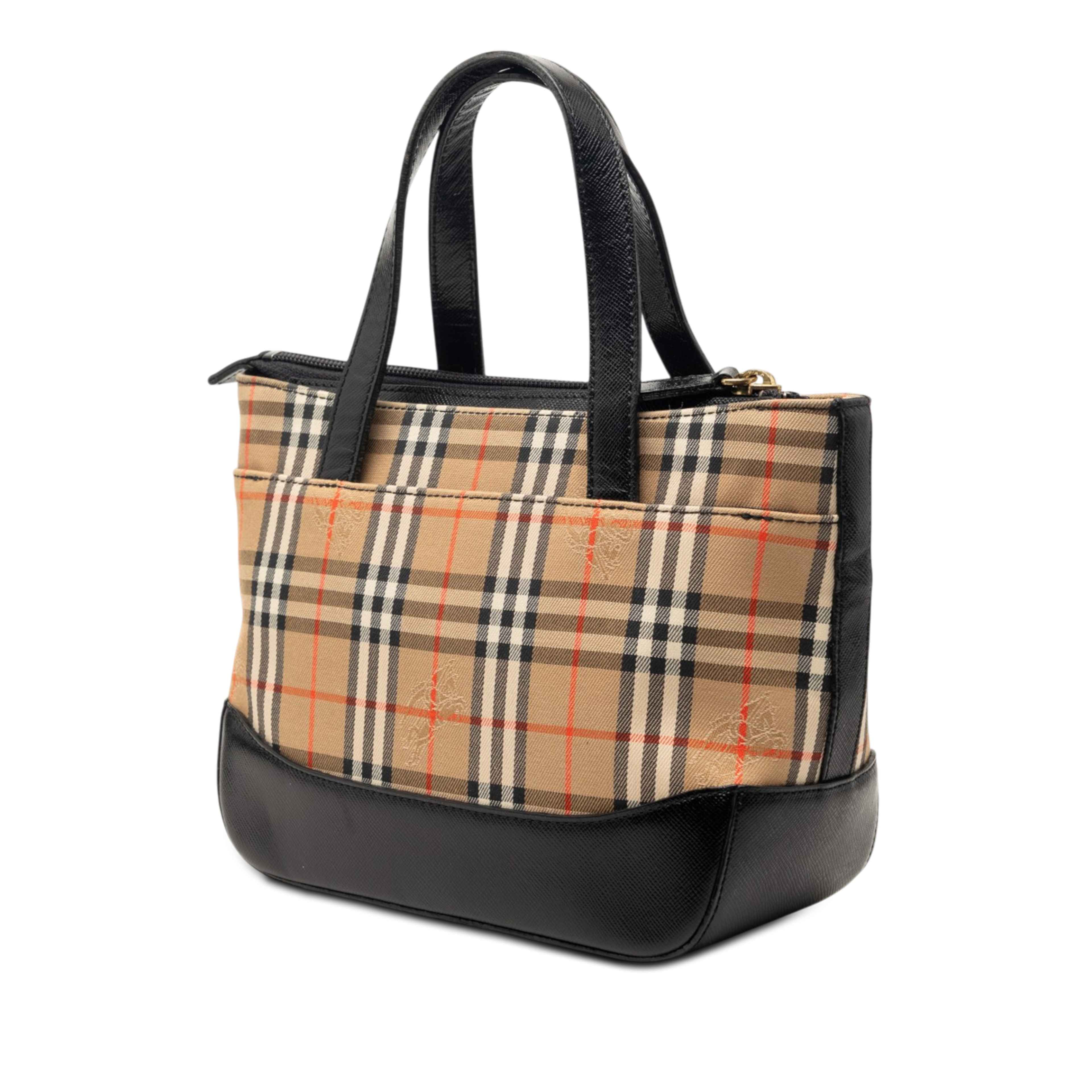 Burberry Haymarket Check Canvas Handbag, från Luxclusif, i färgen beige. Klicka för att öppna bilden i stort format