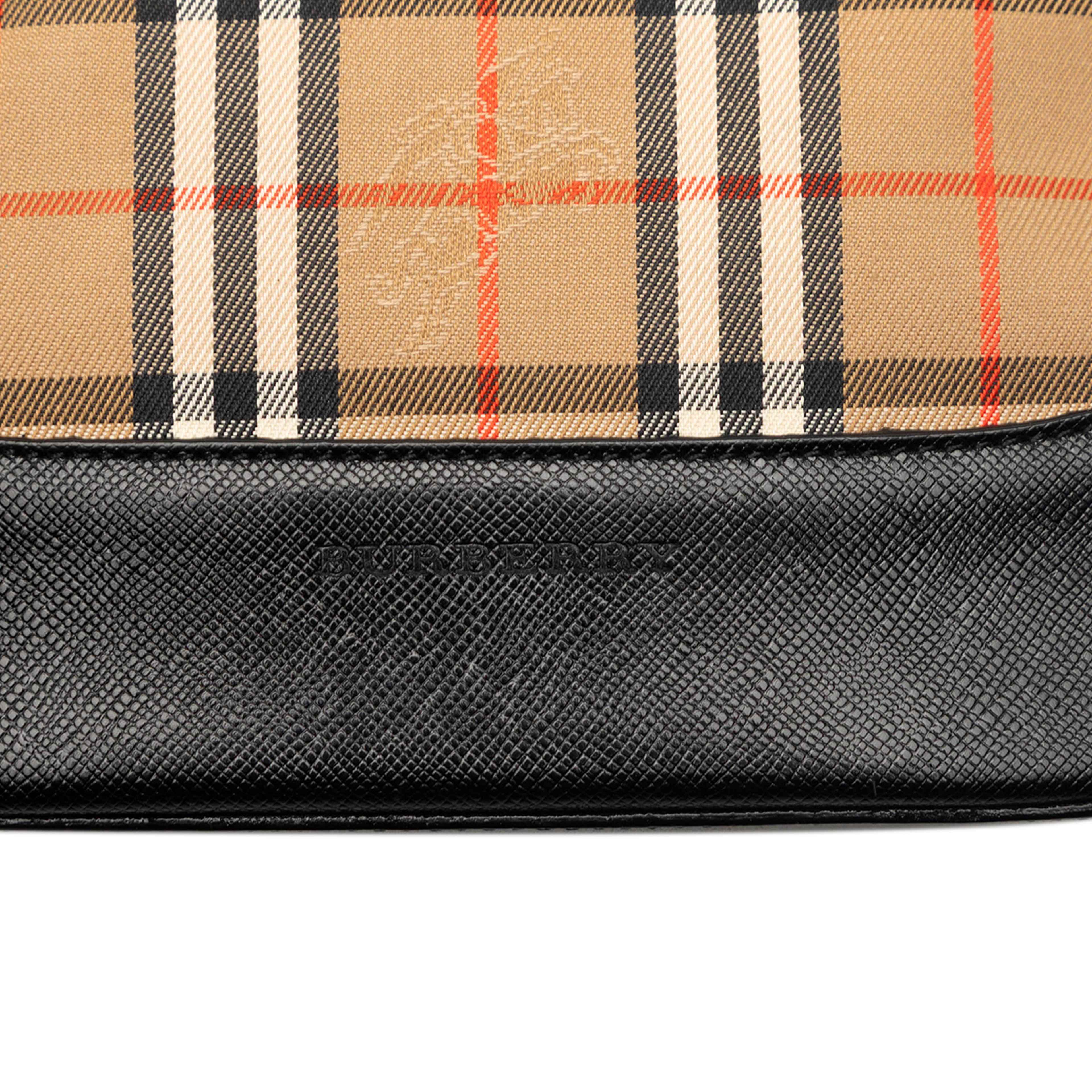 Burberry Haymarket Check Canvas Handbag, från Luxclusif, i färgen beige. Klicka för att öppna bilden i stort format