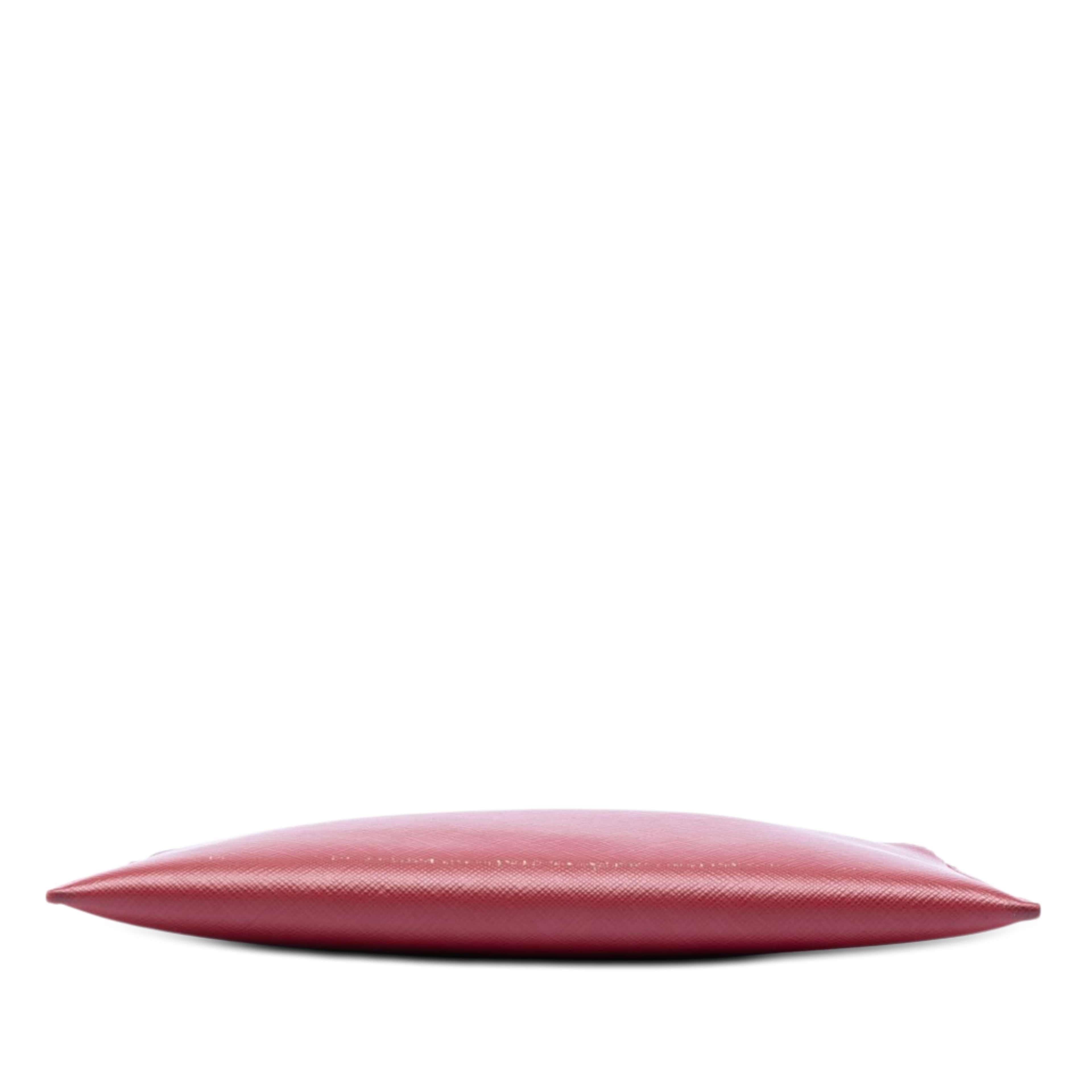 Prada Saffiano Clutch, från Luxclusif, i färgen dark red. Klicka för att öppna bilden i stort format