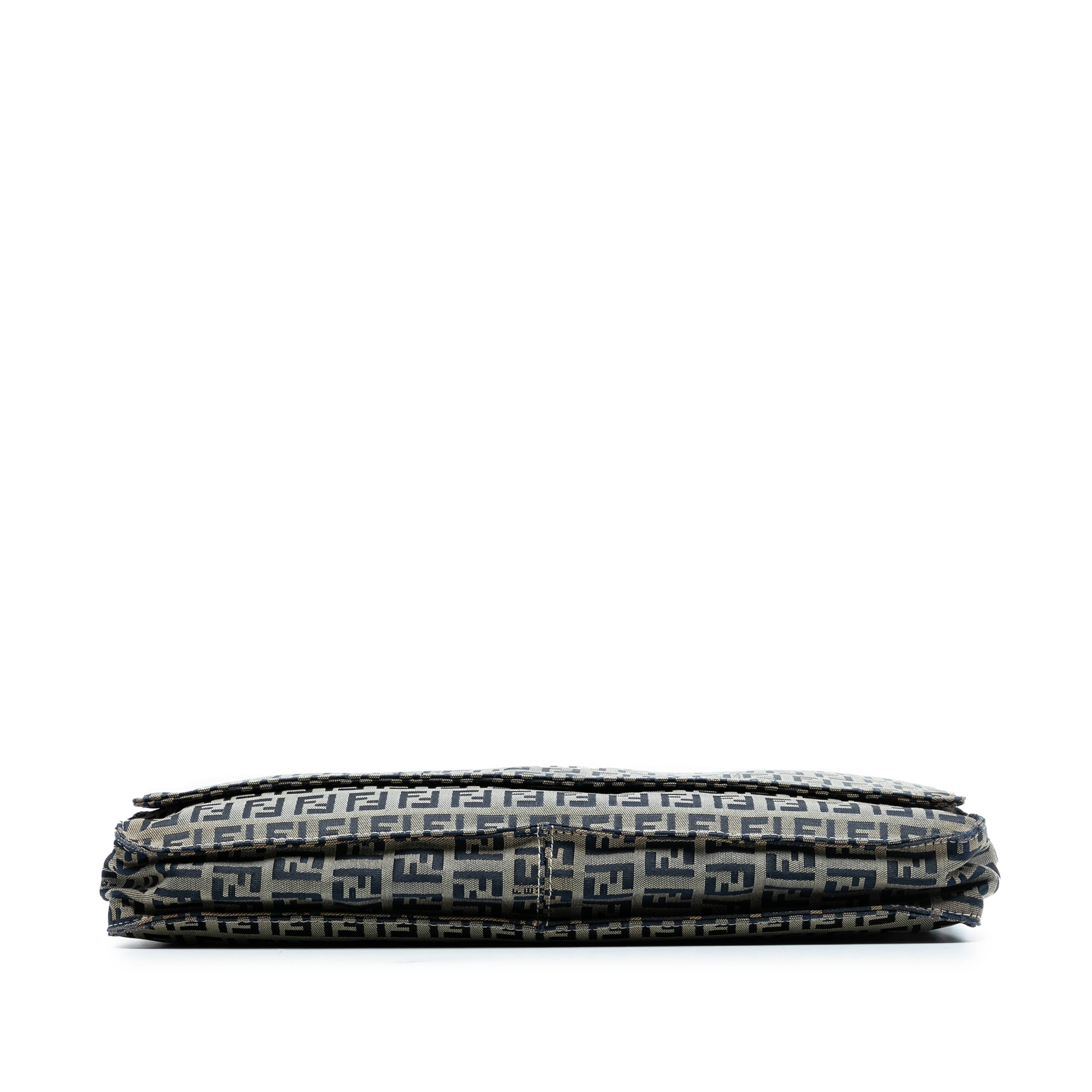 Fendi Zucchino Canvas Crossbody, från Luxclusif, i färgen gray. Klicka för att öppna bilden i stort format