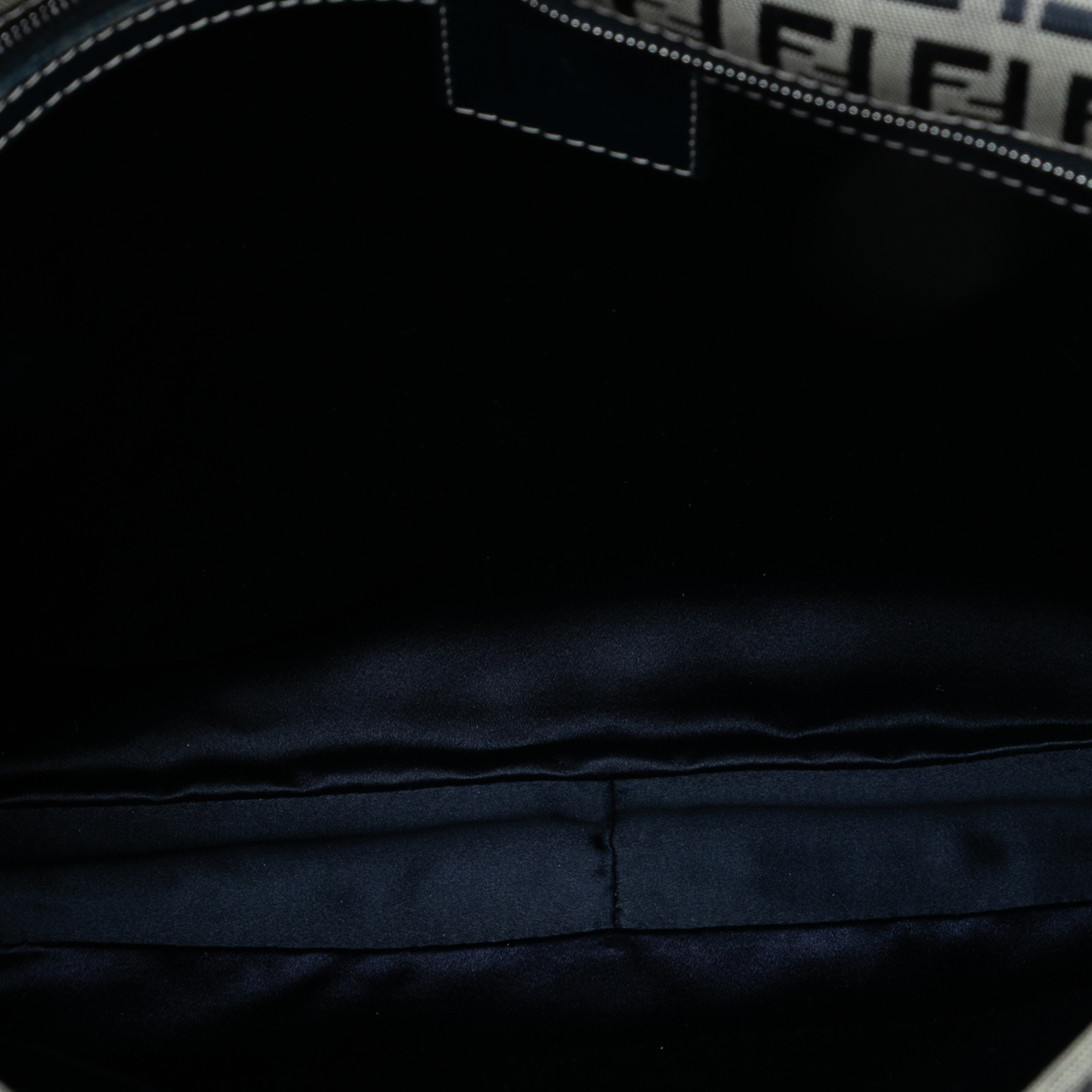 Fendi Zucchino Canvas Crossbody, från Luxclusif, i färgen gray. Klicka för att öppna bilden i stort format