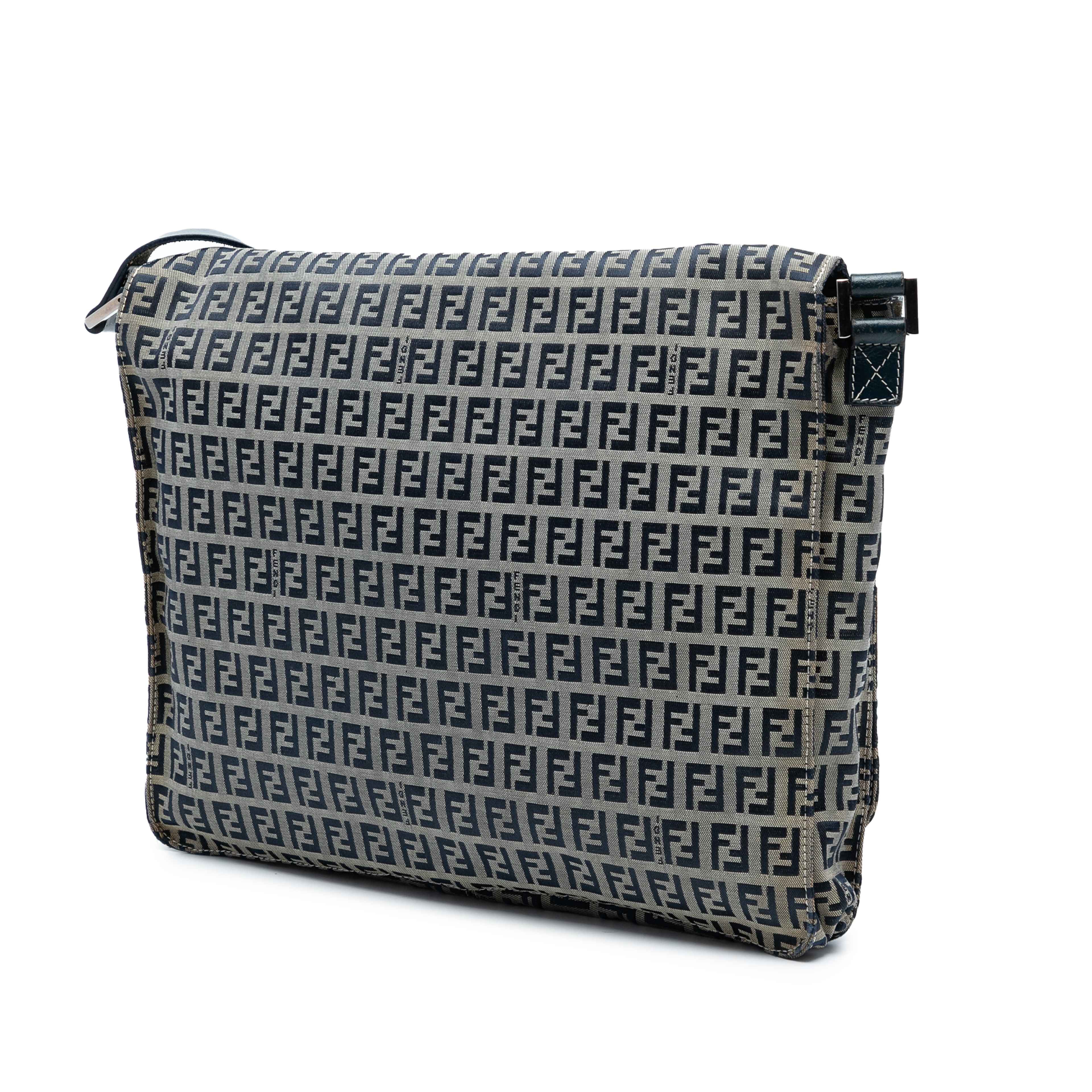 Fendi Zucchino Canvas Crossbody, från Luxclusif, i färgen gray. Klicka för att öppna bilden i stort format