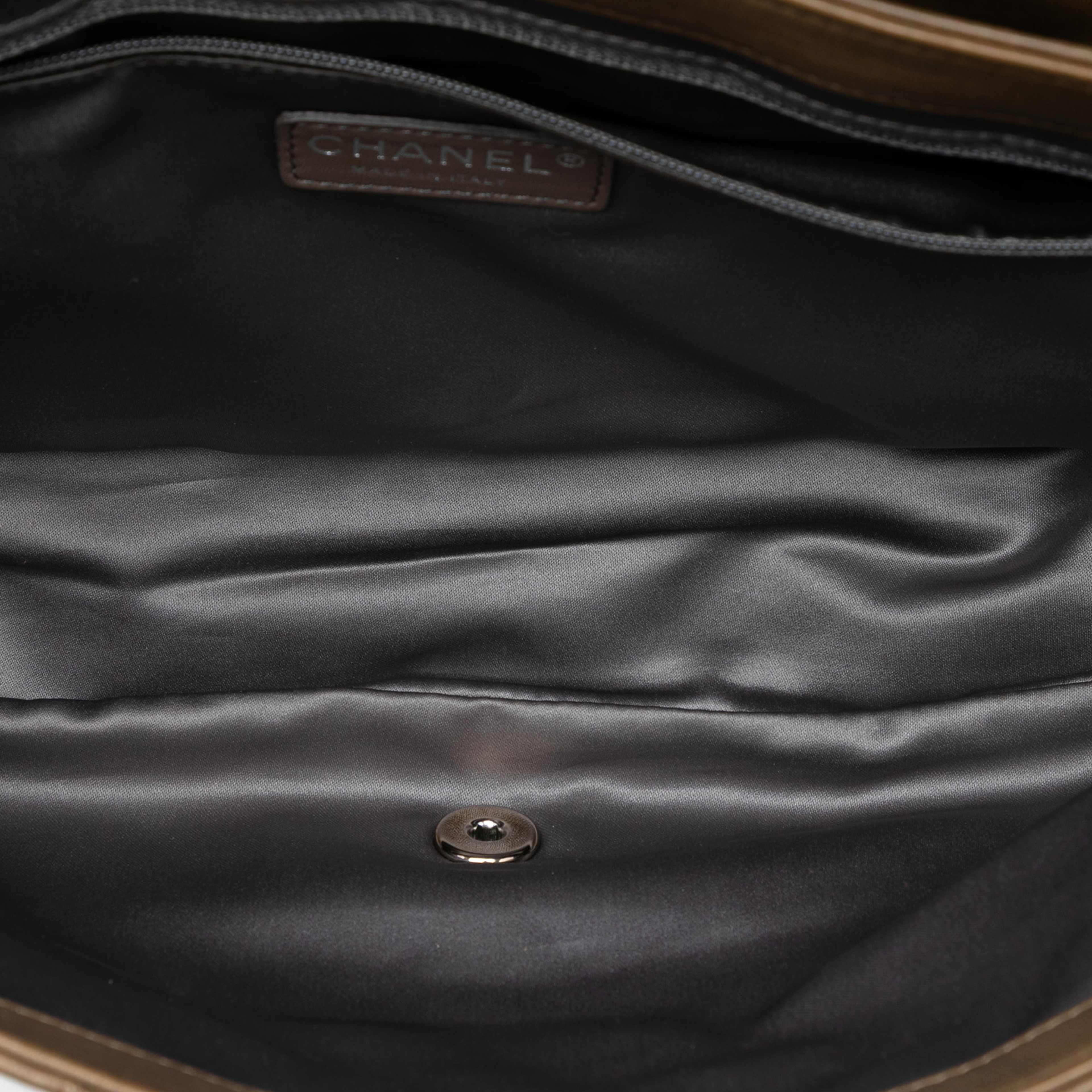 Chanel Jumbo Quilted Lambskin Coco Rain Flap, från Luxclusif, i färgen dark khaki. Klicka för att öppna bilden i stort format