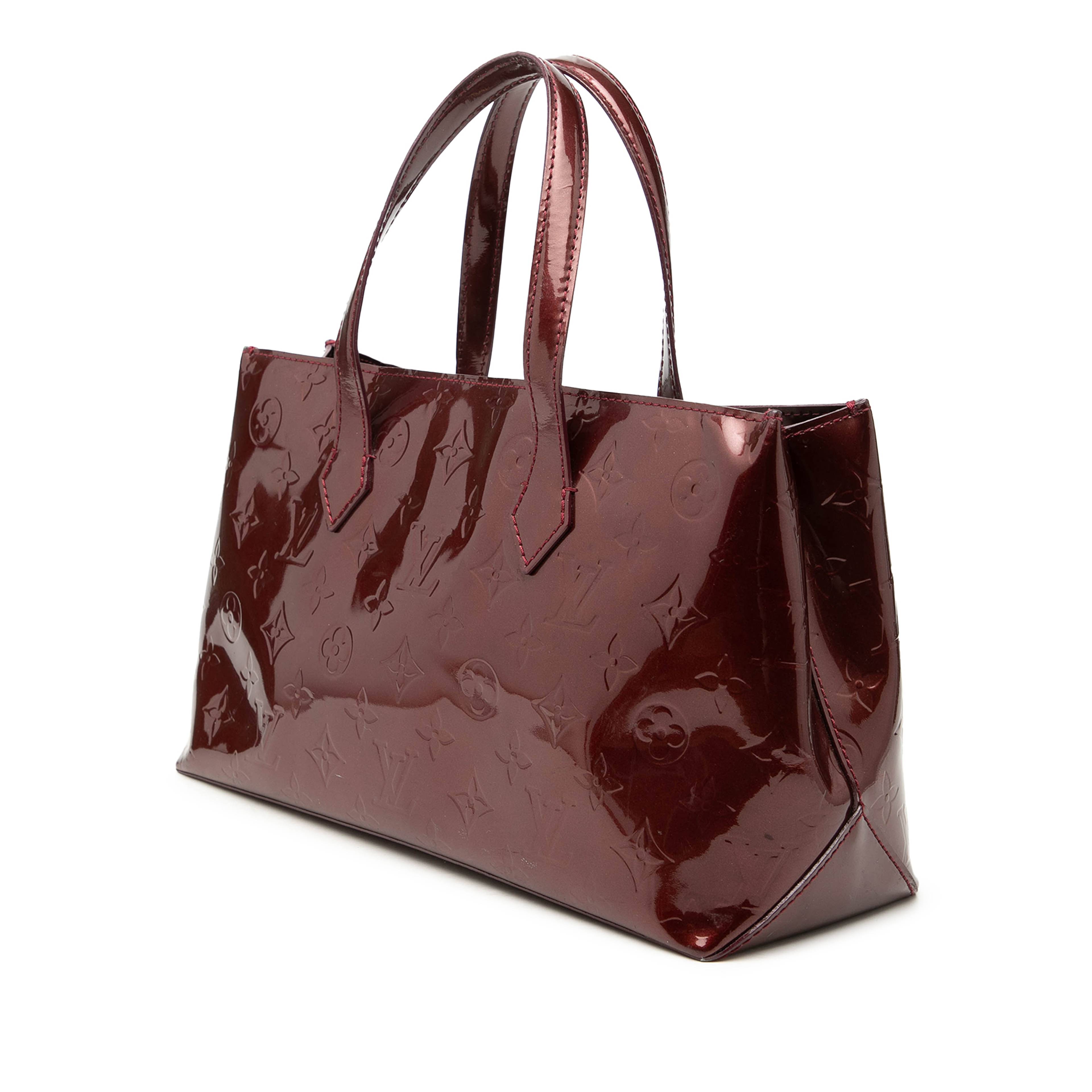 Louis Vuitton Monogram Vernis Wilshire Pm, från Luxclusif, i färgen röd. Klicka för att öppna bilden i stort format