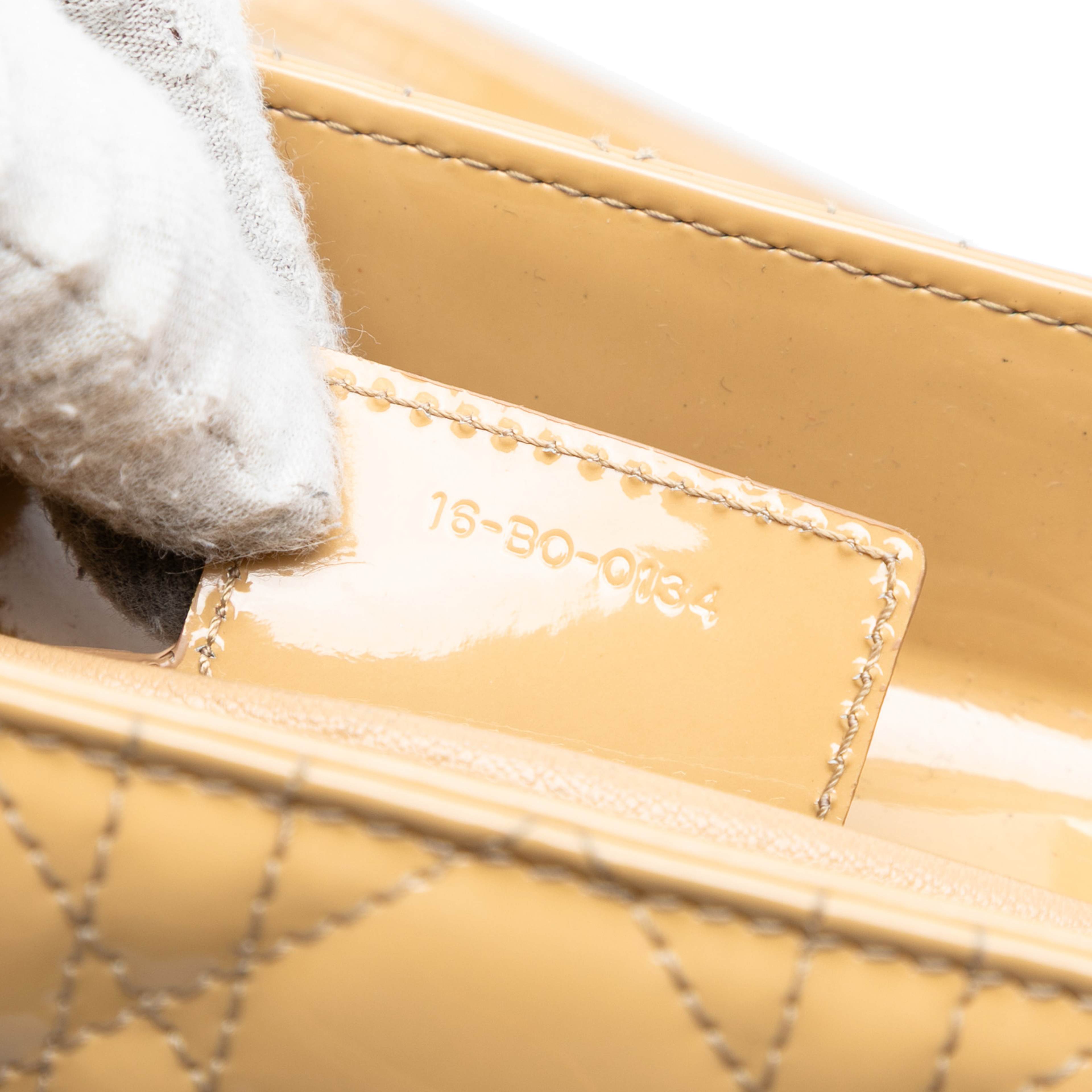 Dior Medium Patent Cannage Lady Dior, från Luxclusif, i färgen caramel. Klicka för att öppna bilden i stort format