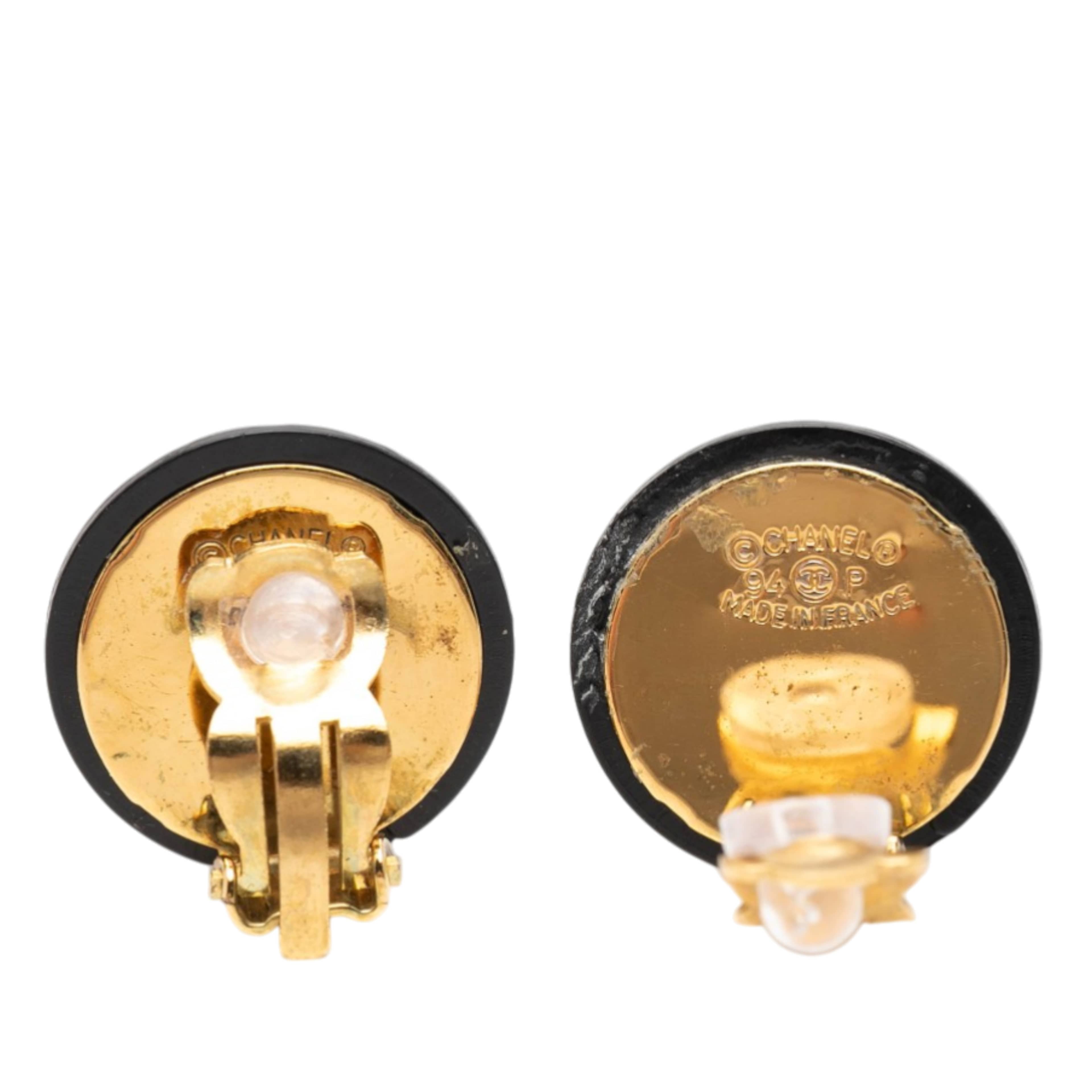 Chanel Cc Resin And Gold Plated Quilted Button Clip On Earrings, från Luxclusif, i färgen black. Klicka för att öppna bilden i stort format
