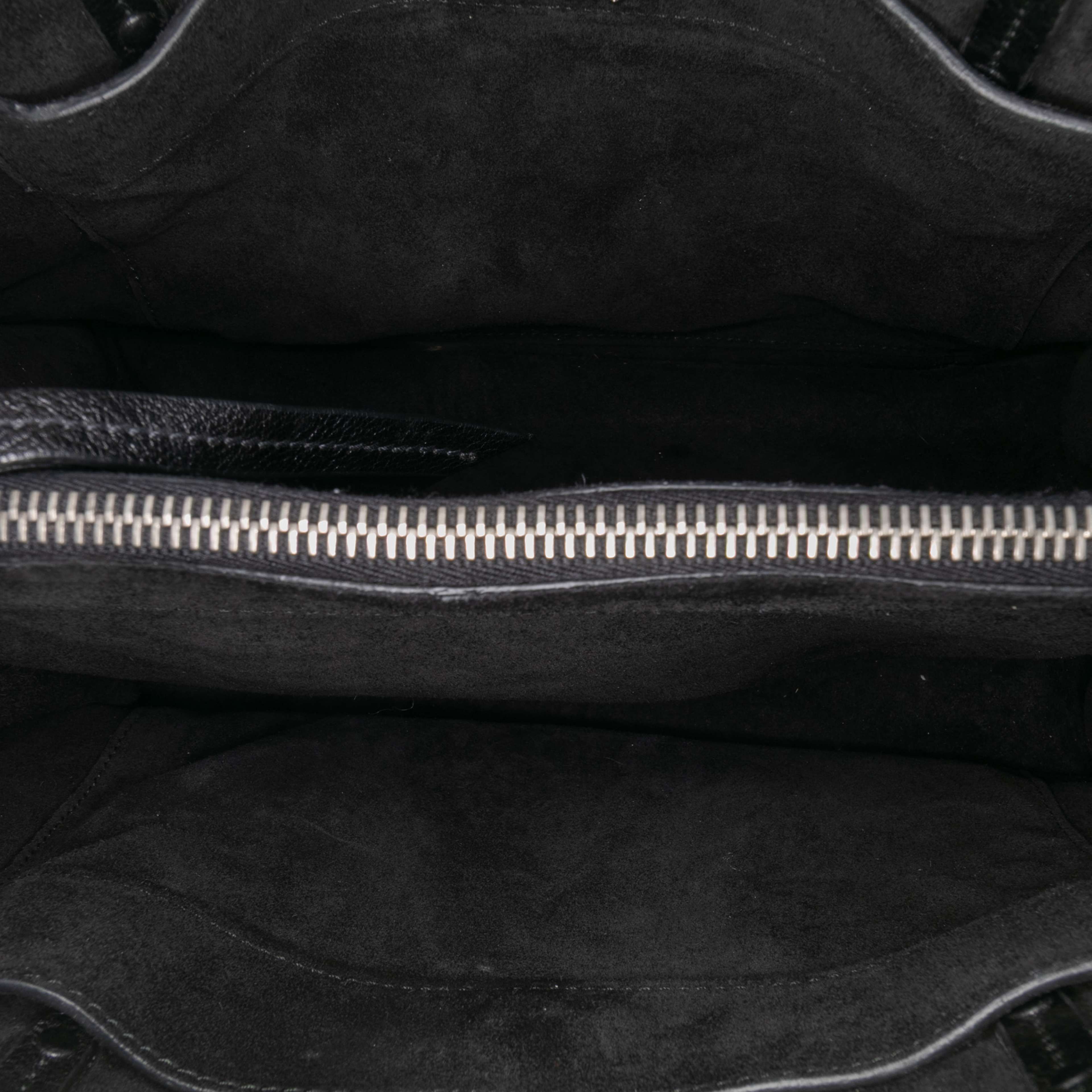 Prada Glace Calf Studded Etiquette Tote, från Luxclusif, i färgen black. Klicka för att öppna bilden i stort format