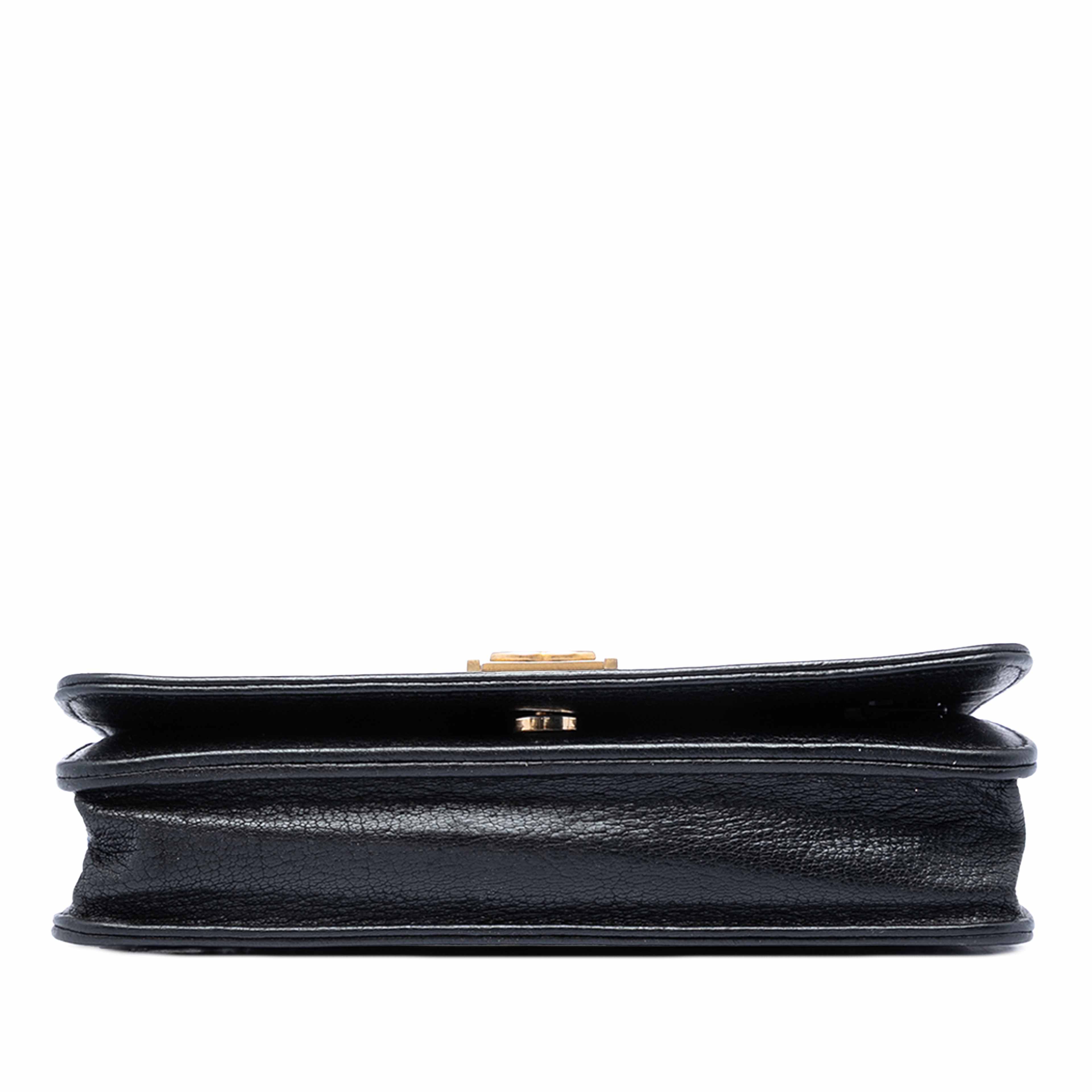 Chanel Studded Grained Calfskin Boy Wallet On Chain, från Luxclusif, i färgen black. Klicka för att öppna bilden i stort format