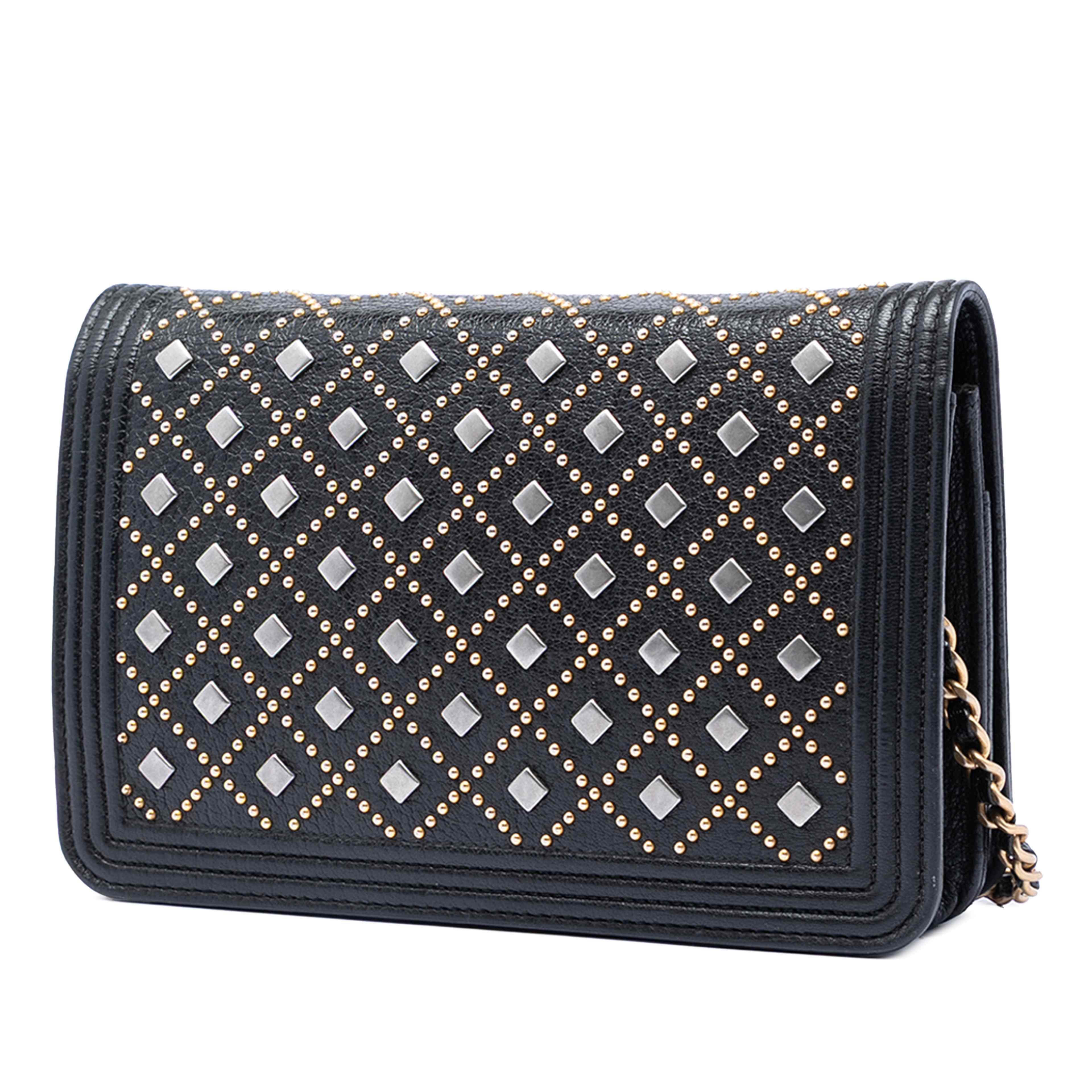 Chanel Studded Grained Calfskin Boy Wallet On Chain, från Luxclusif, i färgen svart. Klicka för att öppna bilden i stort format