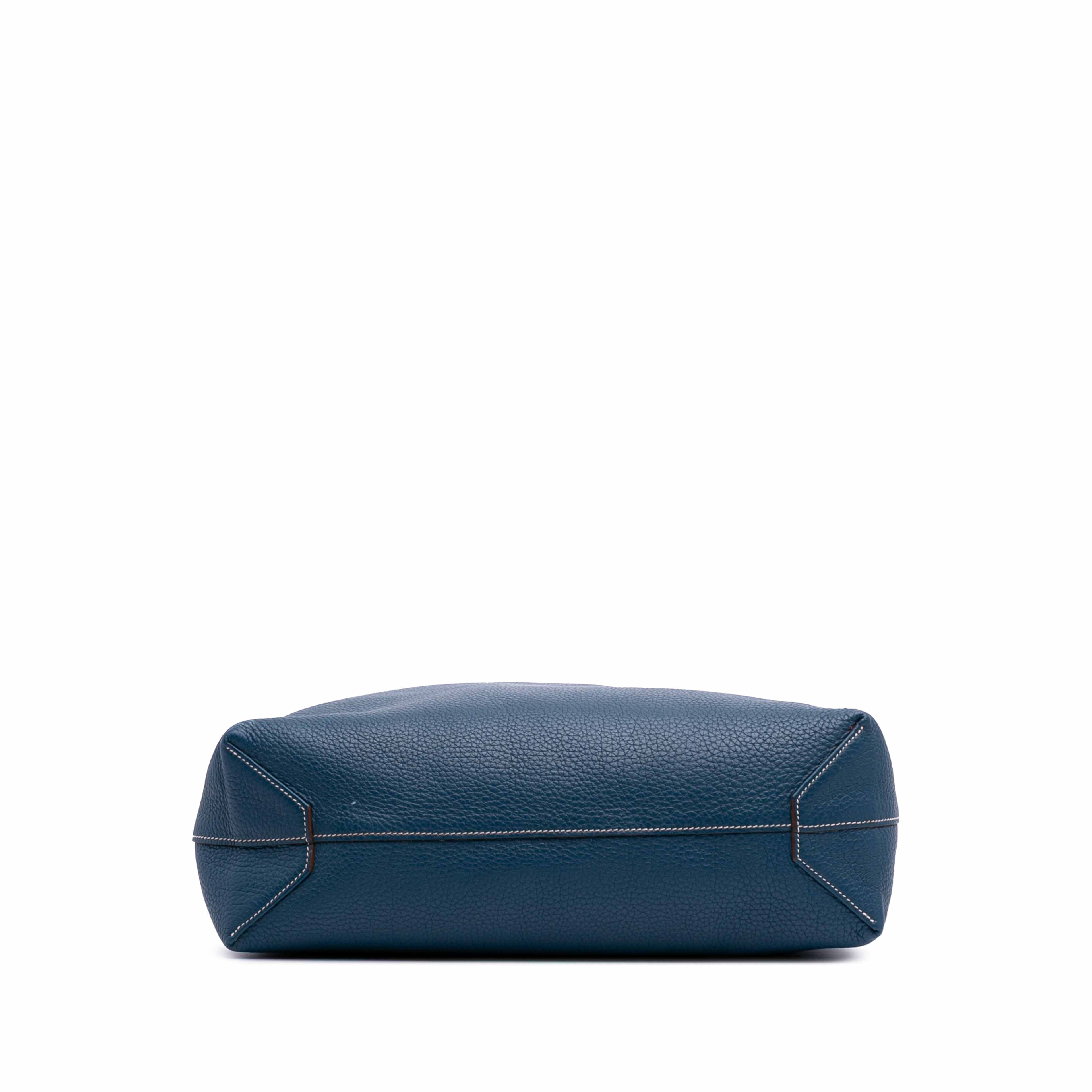 Hermès Clemence Double Sens 36, från Luxclusif, i färgen dark blue.
