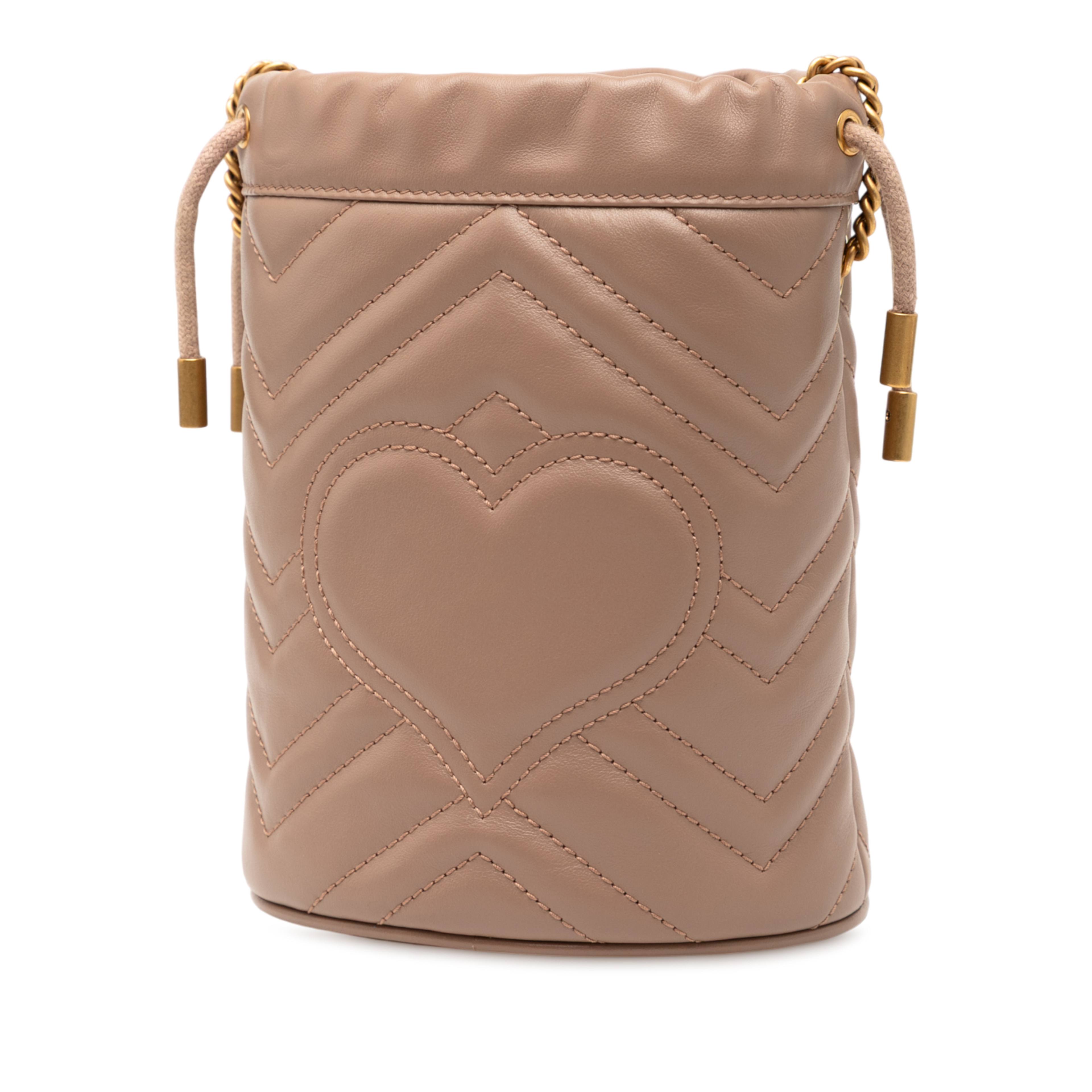 Gucci Small Gg Marmont Leather Matelasse Bucket Bag, från Luxclusif, i färgen nude. Klicka för att öppna bilden i stort format